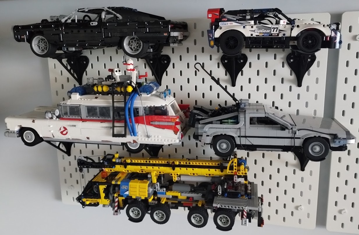 Modular system for displaying LEGO on Skadis pegboard
