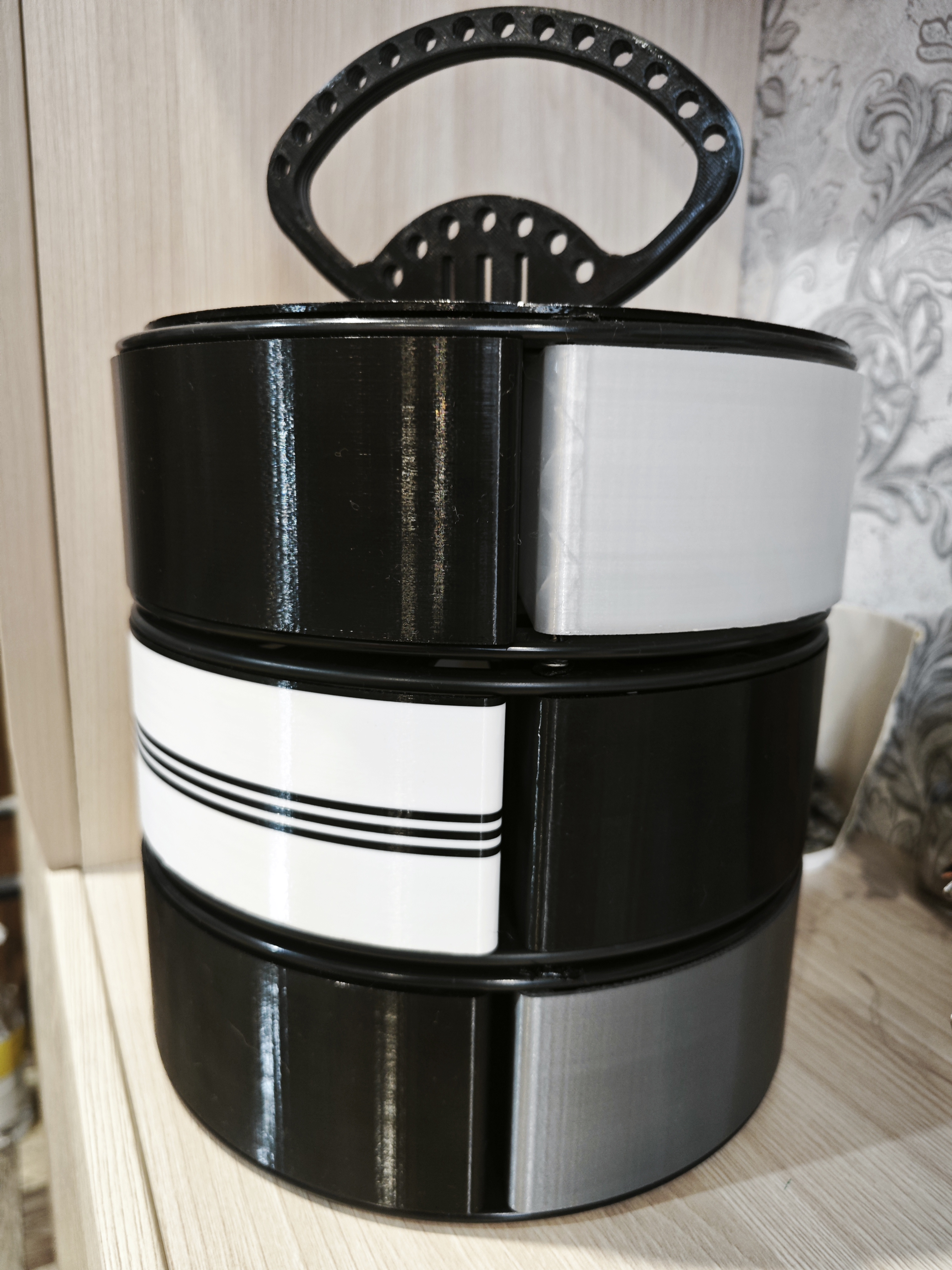 Organizer made of filament coils