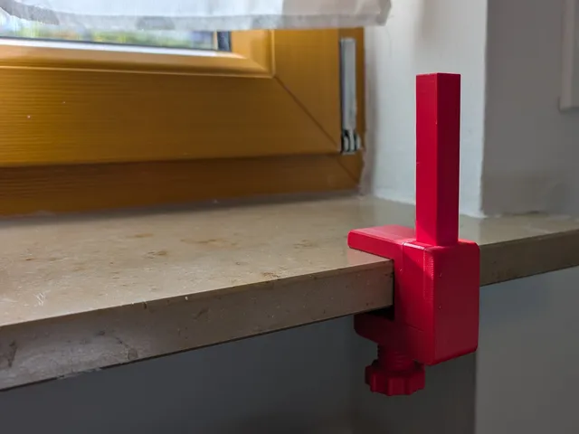 Window open clamp with intended breaking point