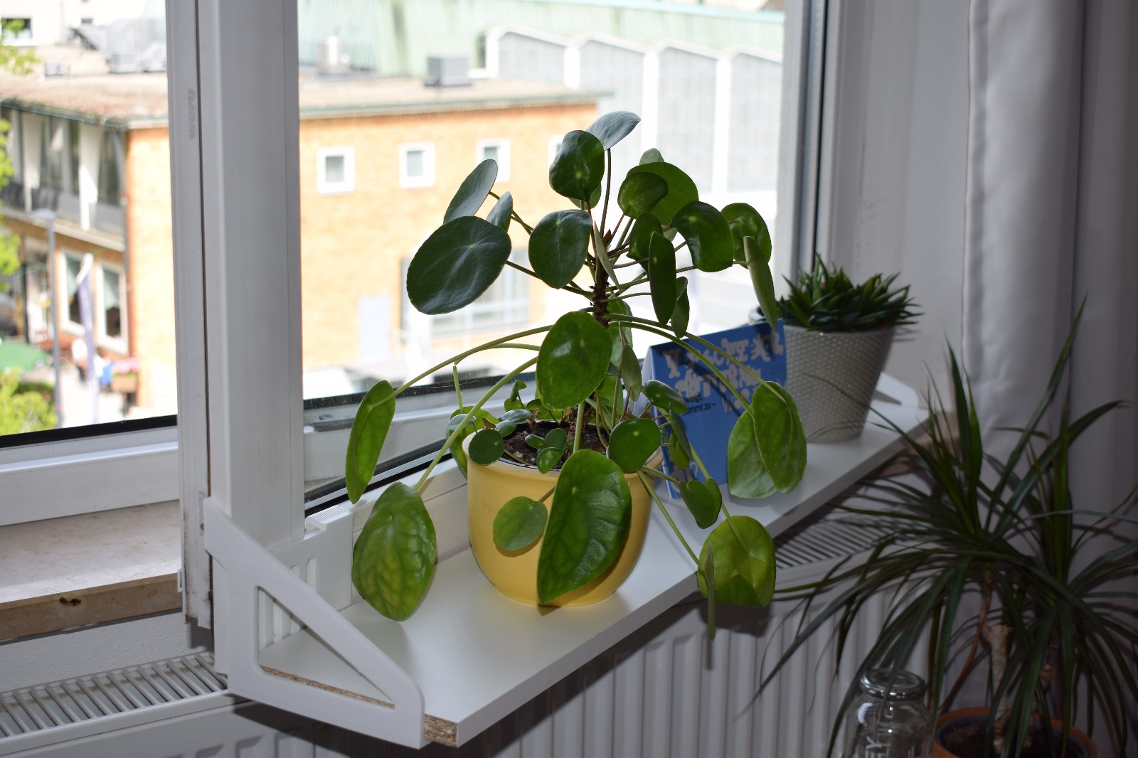 Movable window sill (aka. Frischluft)