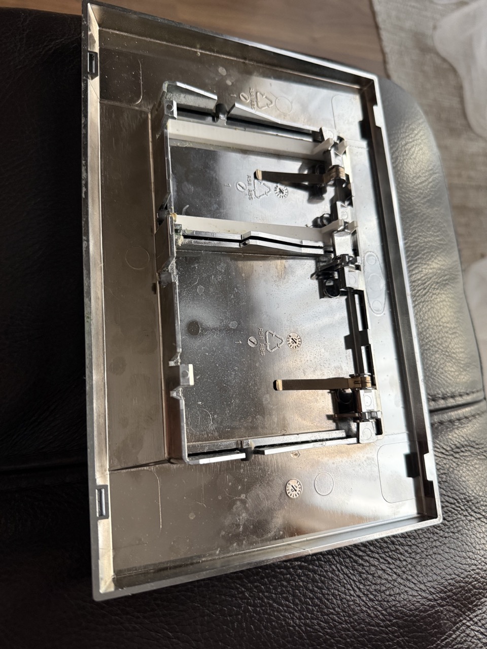 Geberit Sigma01 broken hinge replacement