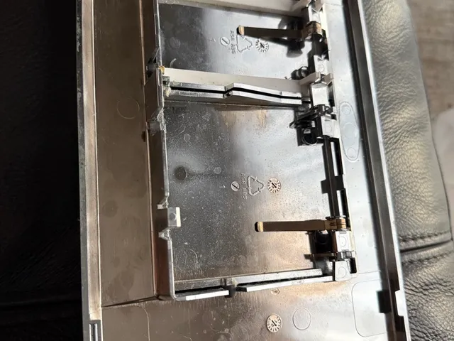 Geberit Sigma01 broken hinge replacement