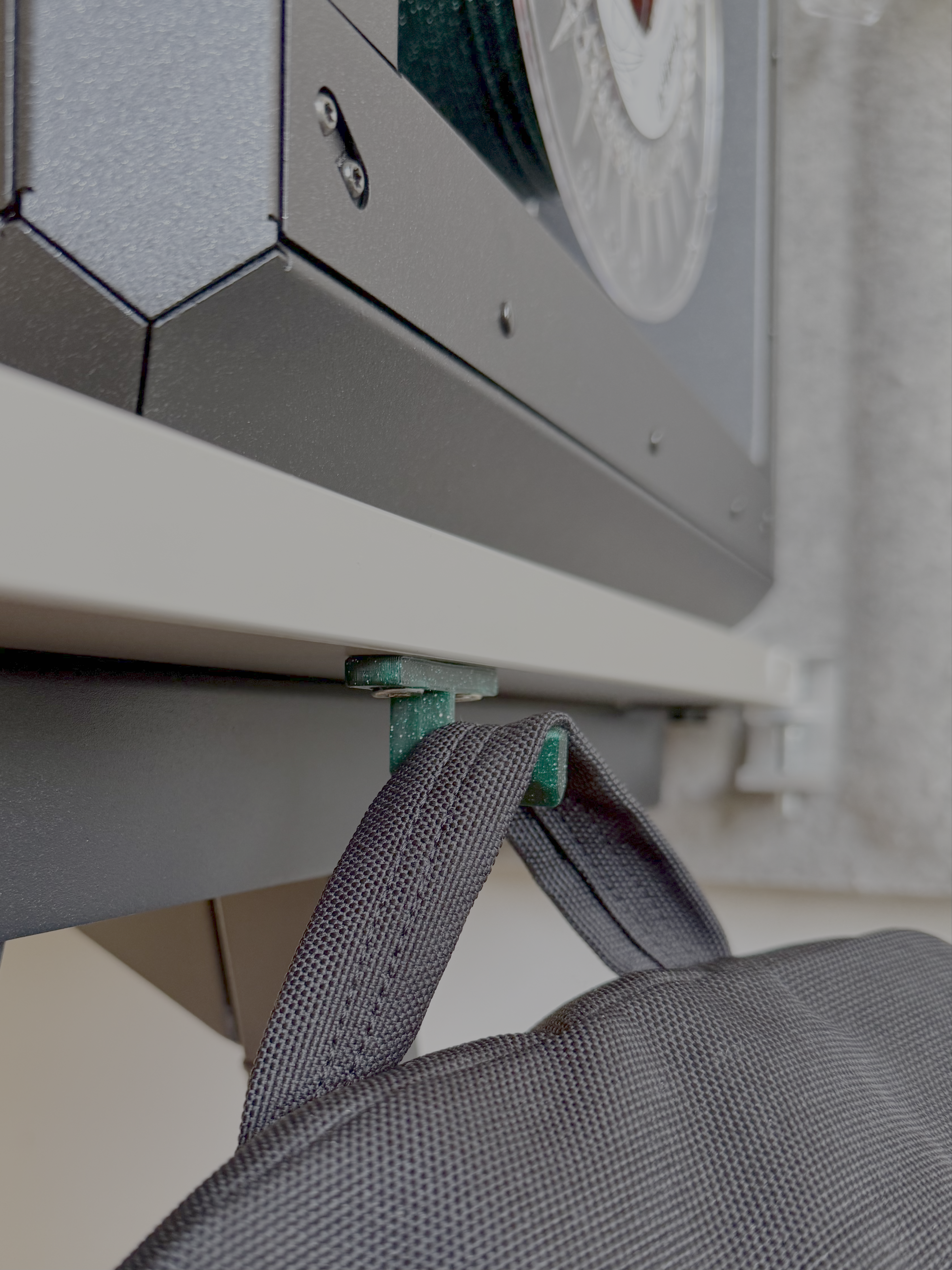 Miniatura 2 do modelo 3D Under-Desk Backpack Hook