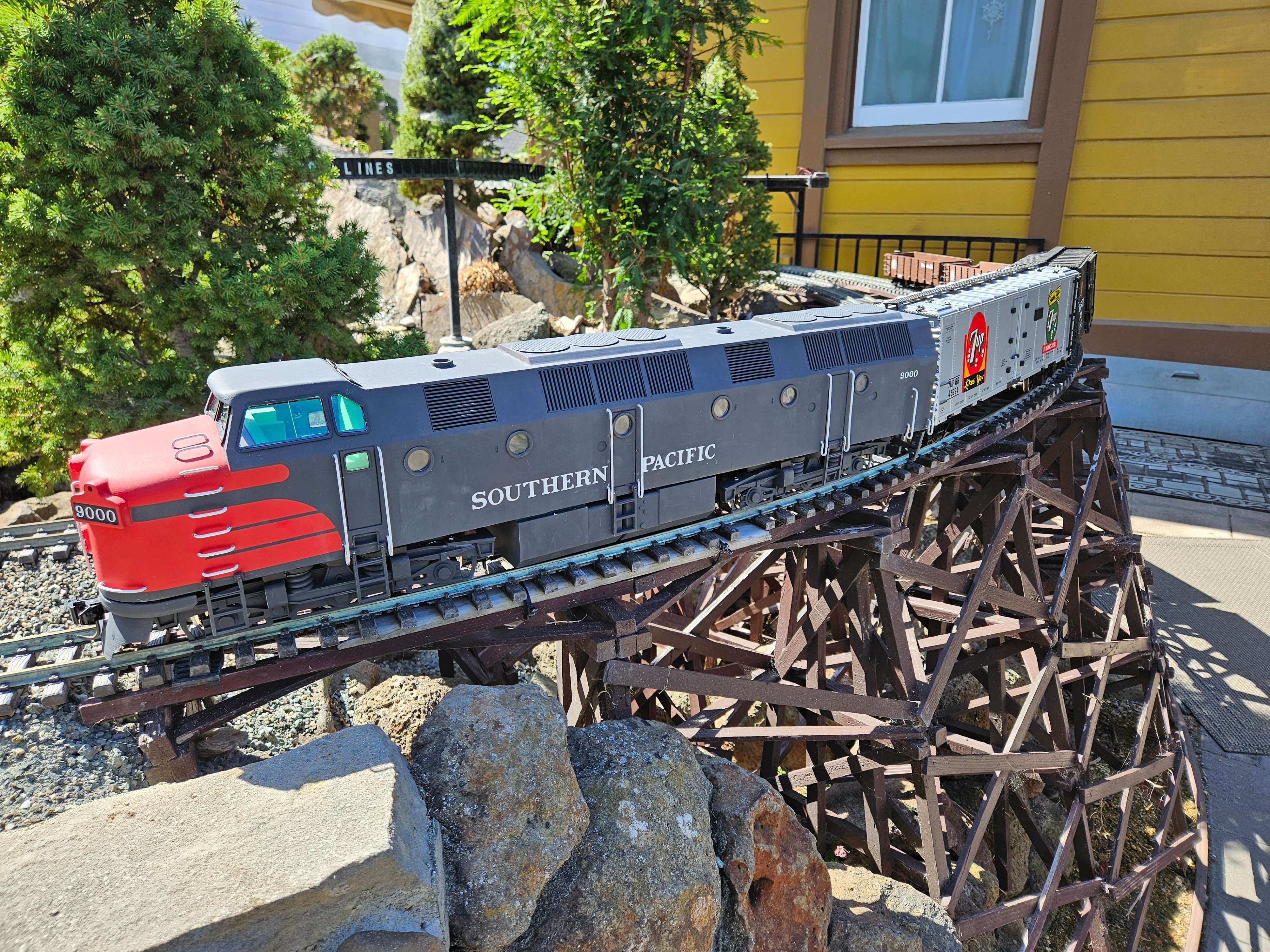 1:29 scale Southern Pacific and Rio Grande Configuration Krauss-Maffei ML 4000 Cab Unit G Scale Locomotive