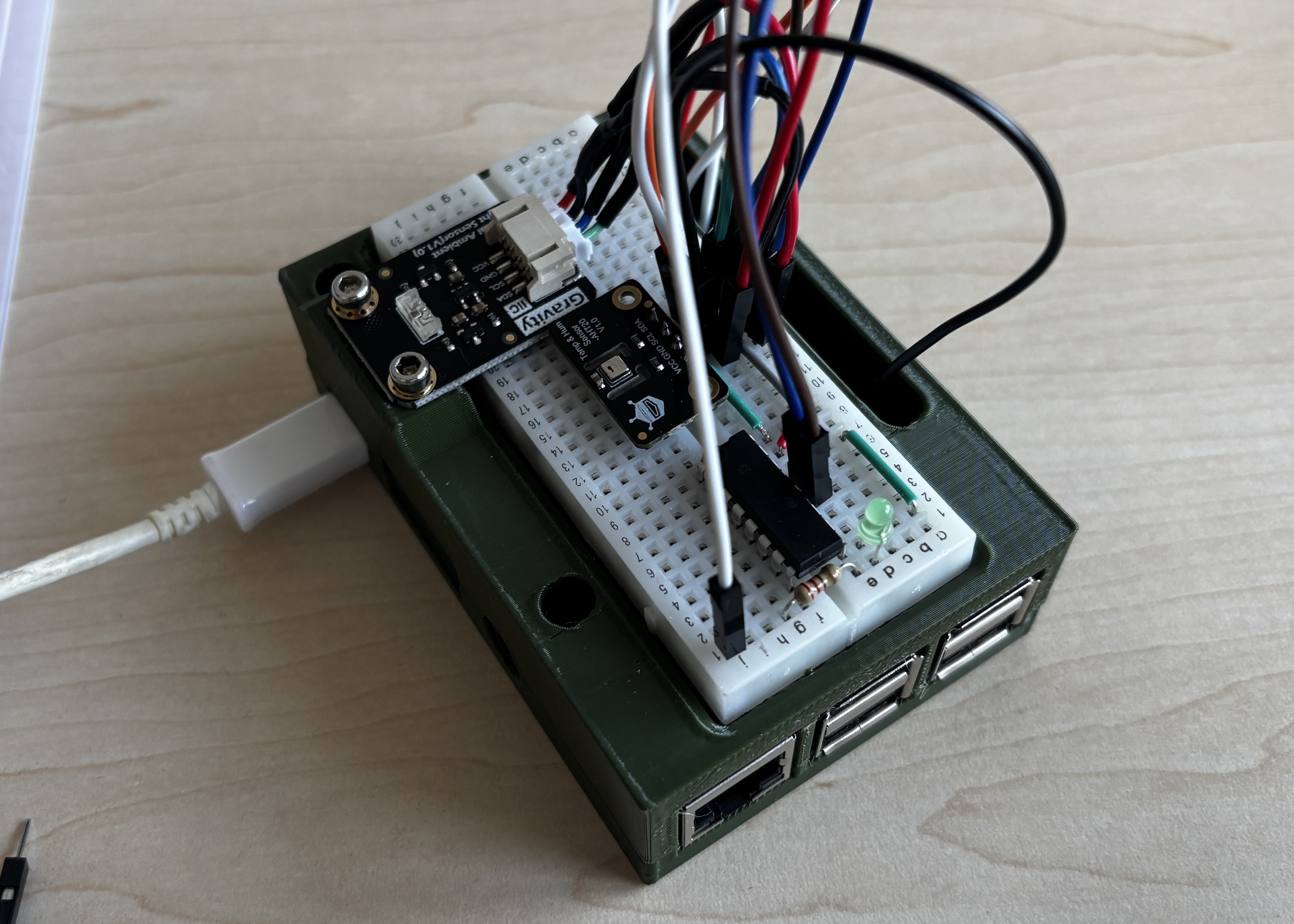 Miniatura 2 do modelo 3D Raspberry Pi 3B Case with Breadboard Mount