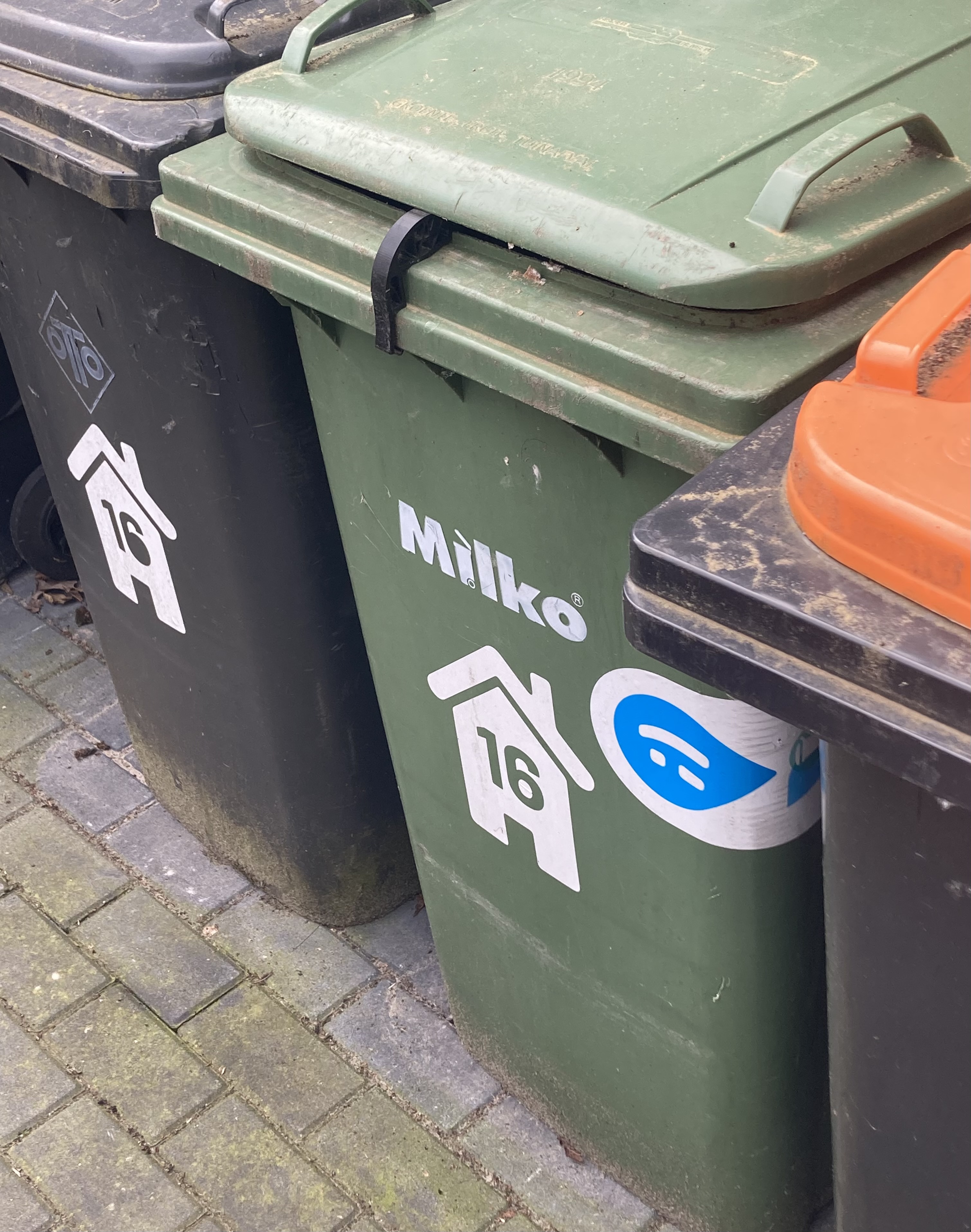 Outdoor Trash Bin Clip
