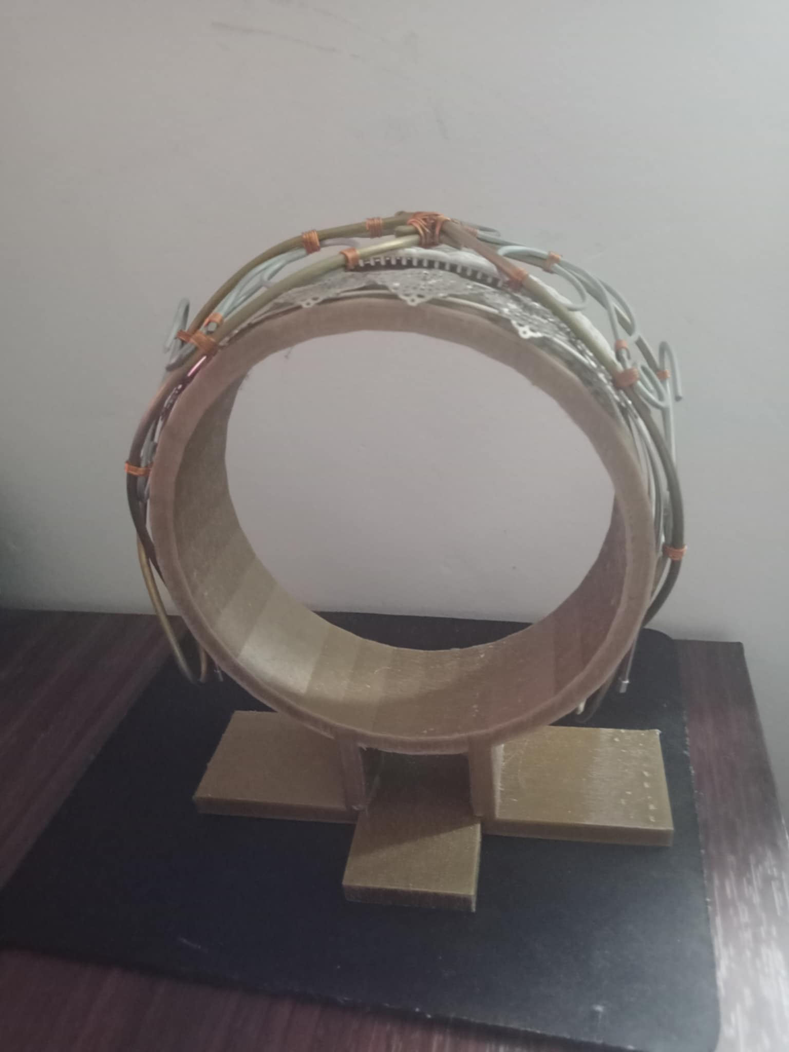 simple headband stand
