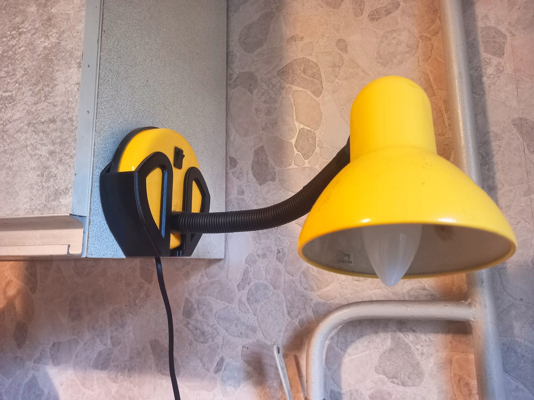 Wall mount for small table lamp (.STEP file included)