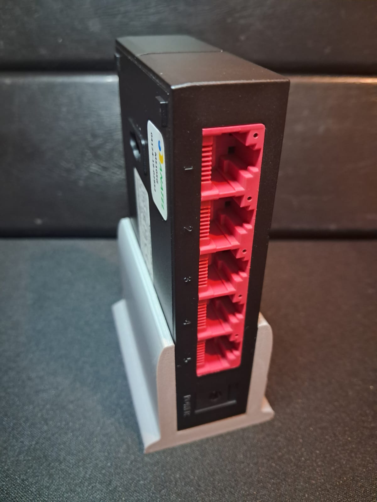 Tabletop vertical stand for Mercusys MS105G