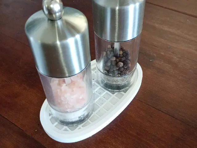 Salt and pepper holder with removeable grid