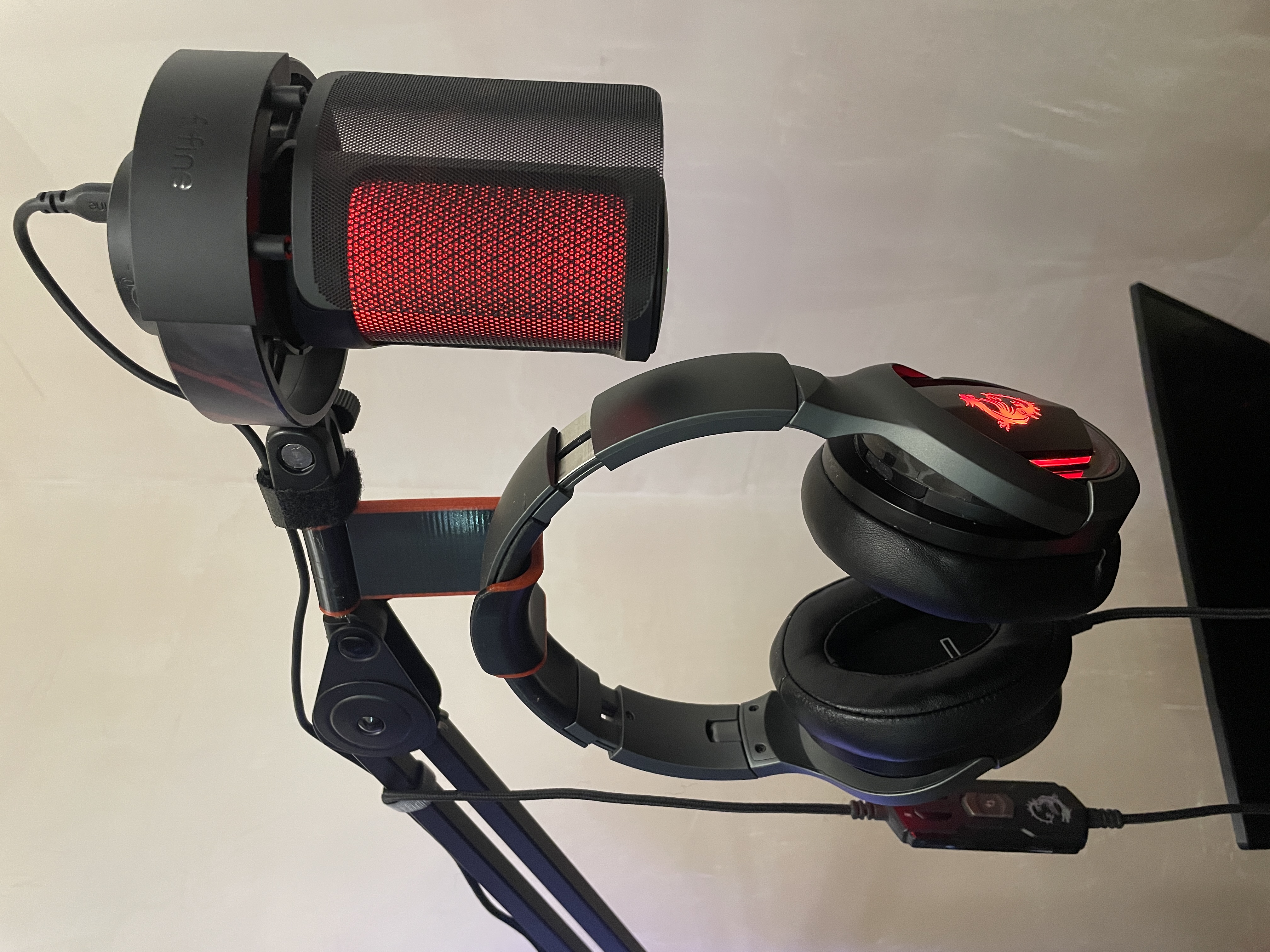 Headphone Holder for Pantograph