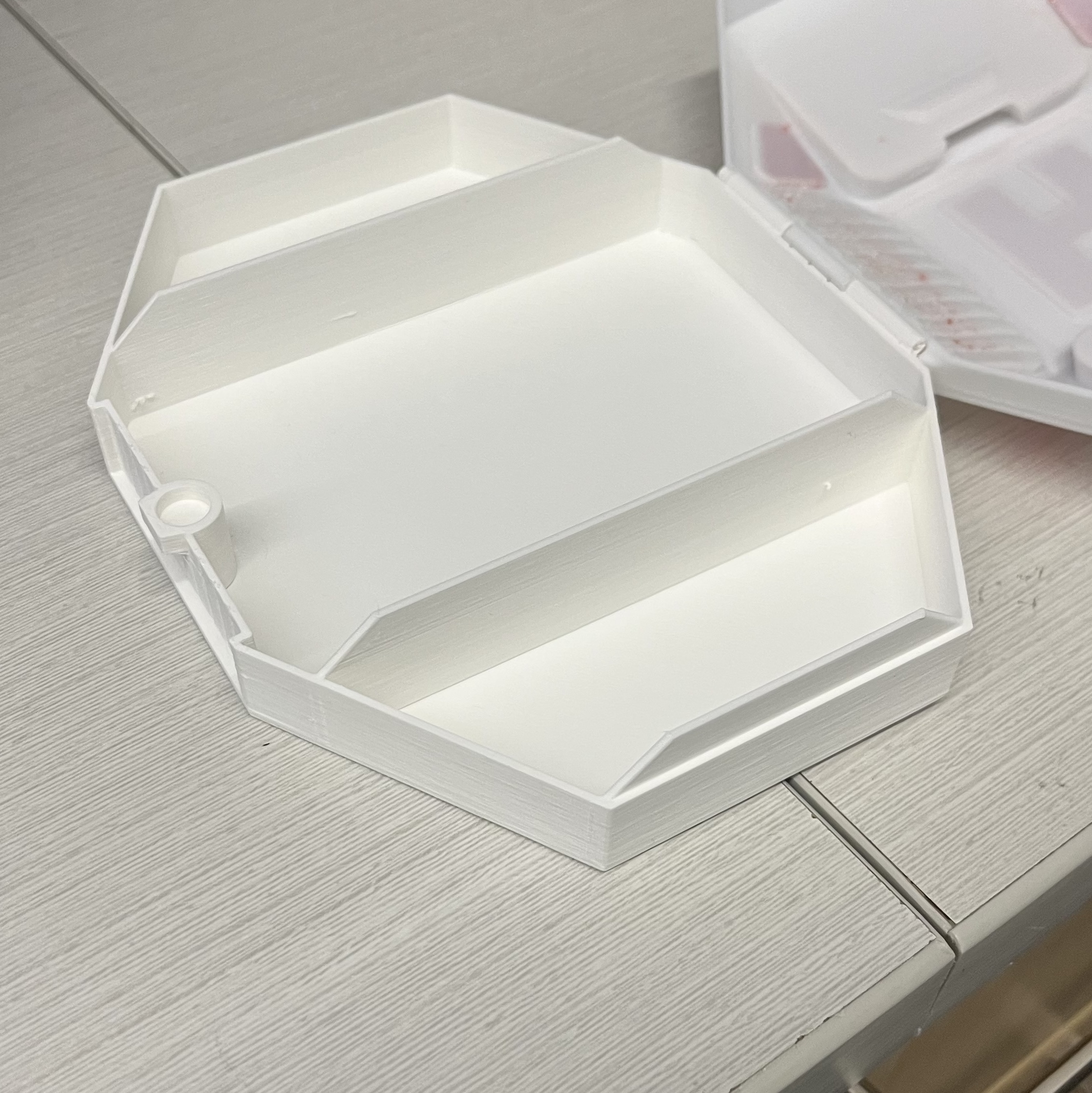 Halo first aid kit, Flat bottom without wall mount holes.