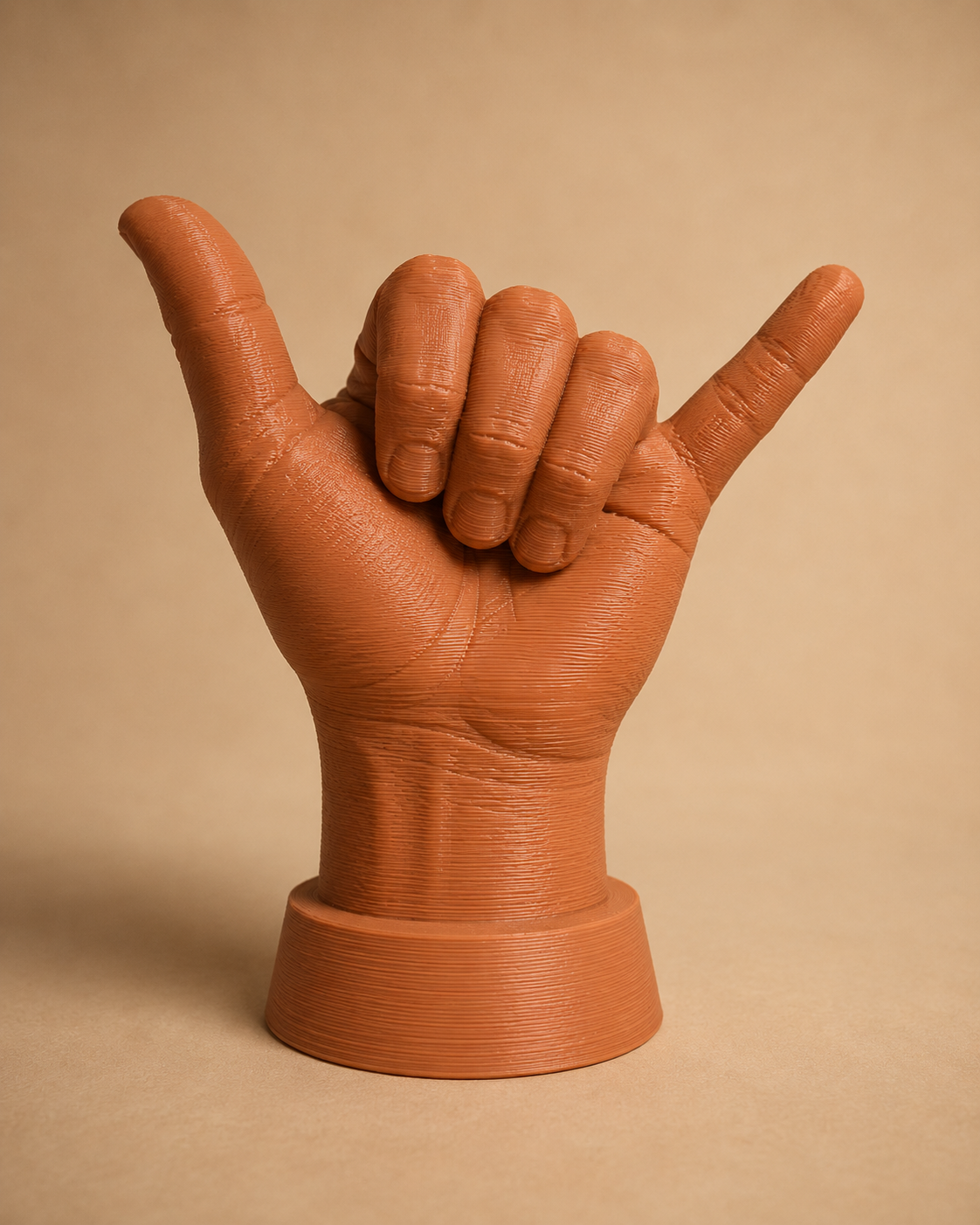 Skulptur einer Hand in Shaka-Geste - Sculpture of a hand in shaka gesture