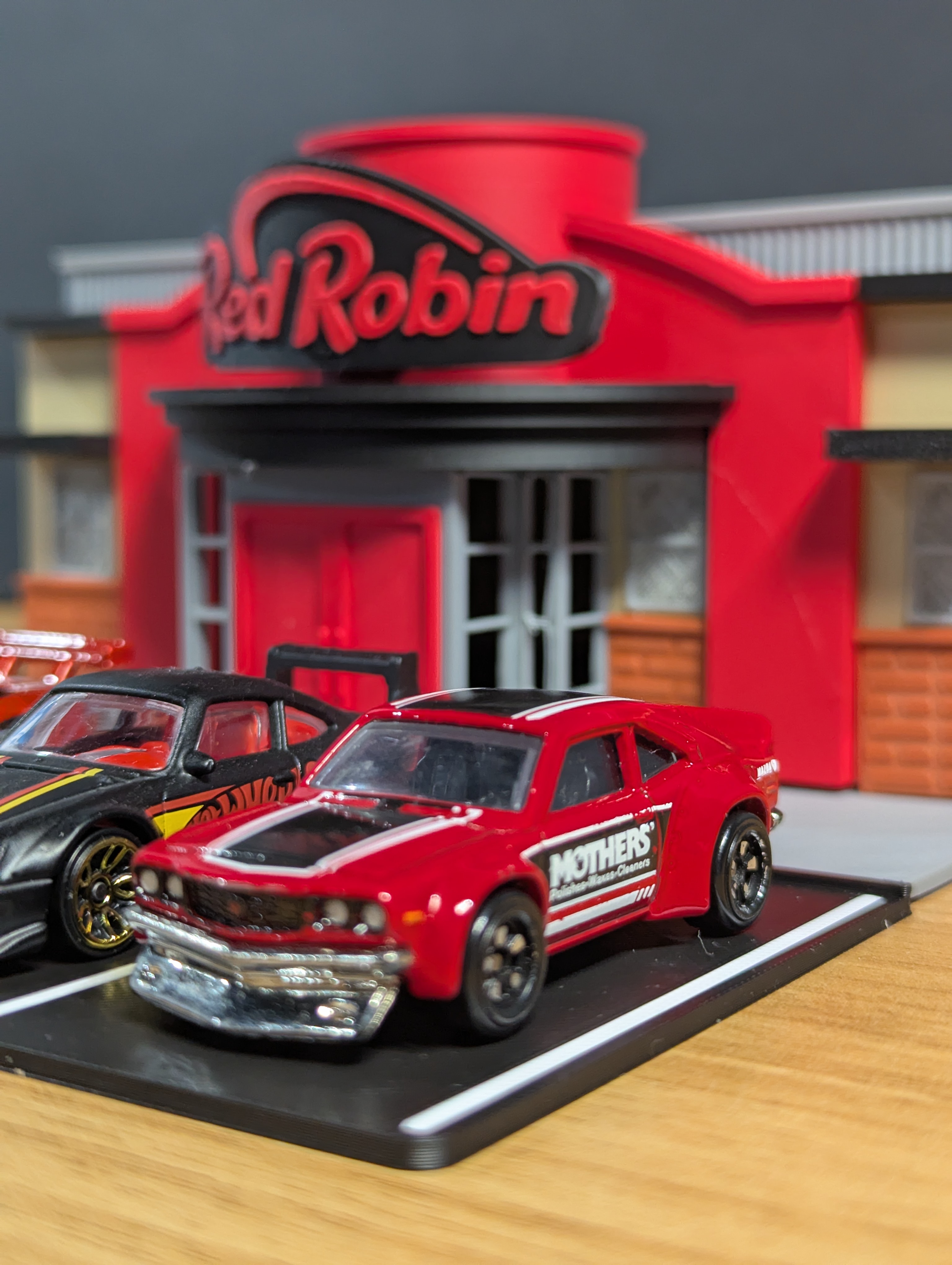 Red Robin Model Set - (1:64 Scale Diorama) — thumbnail 7