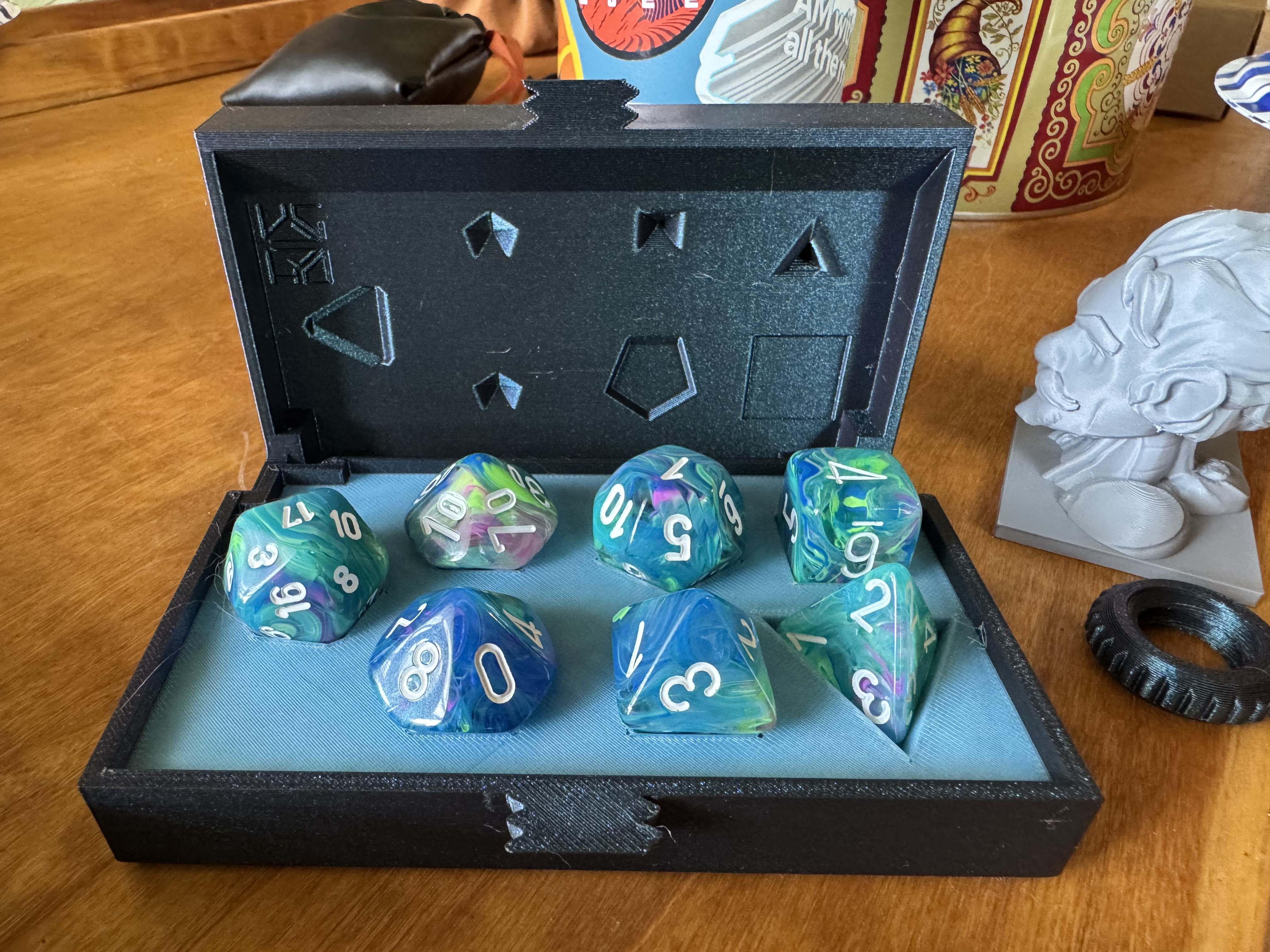 Chessex Mega-Hedral Dice Chest: Print-in-Place Hinges and Threads