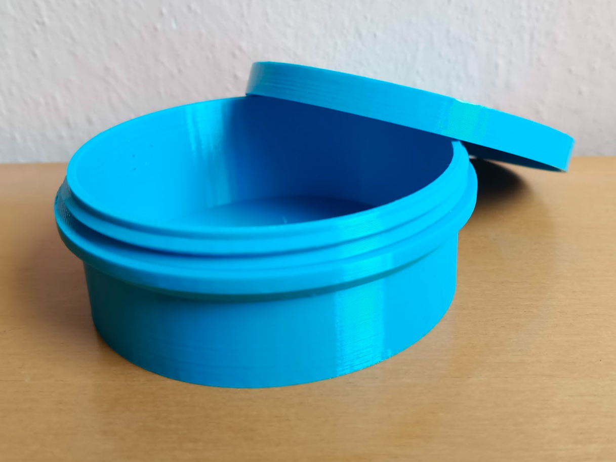 round box with threaded lid