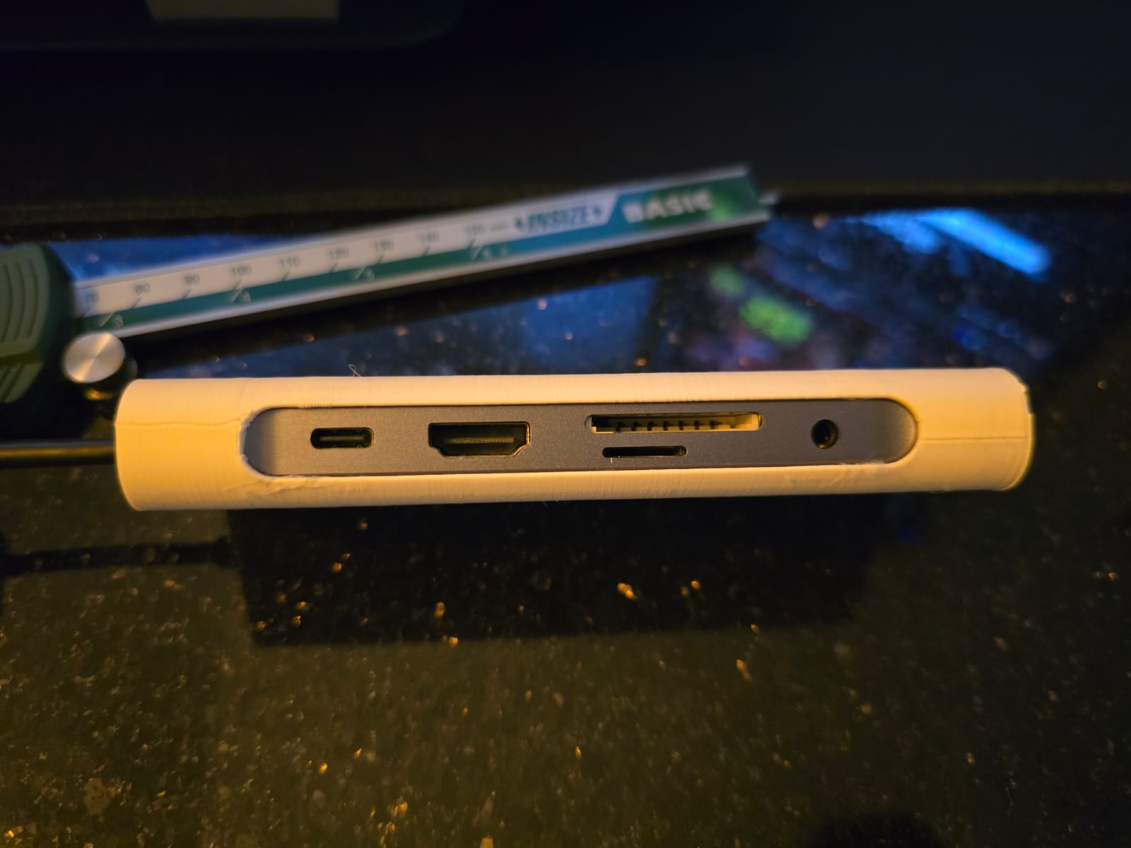 AMAZON BASICS Type C HUB MOUNT