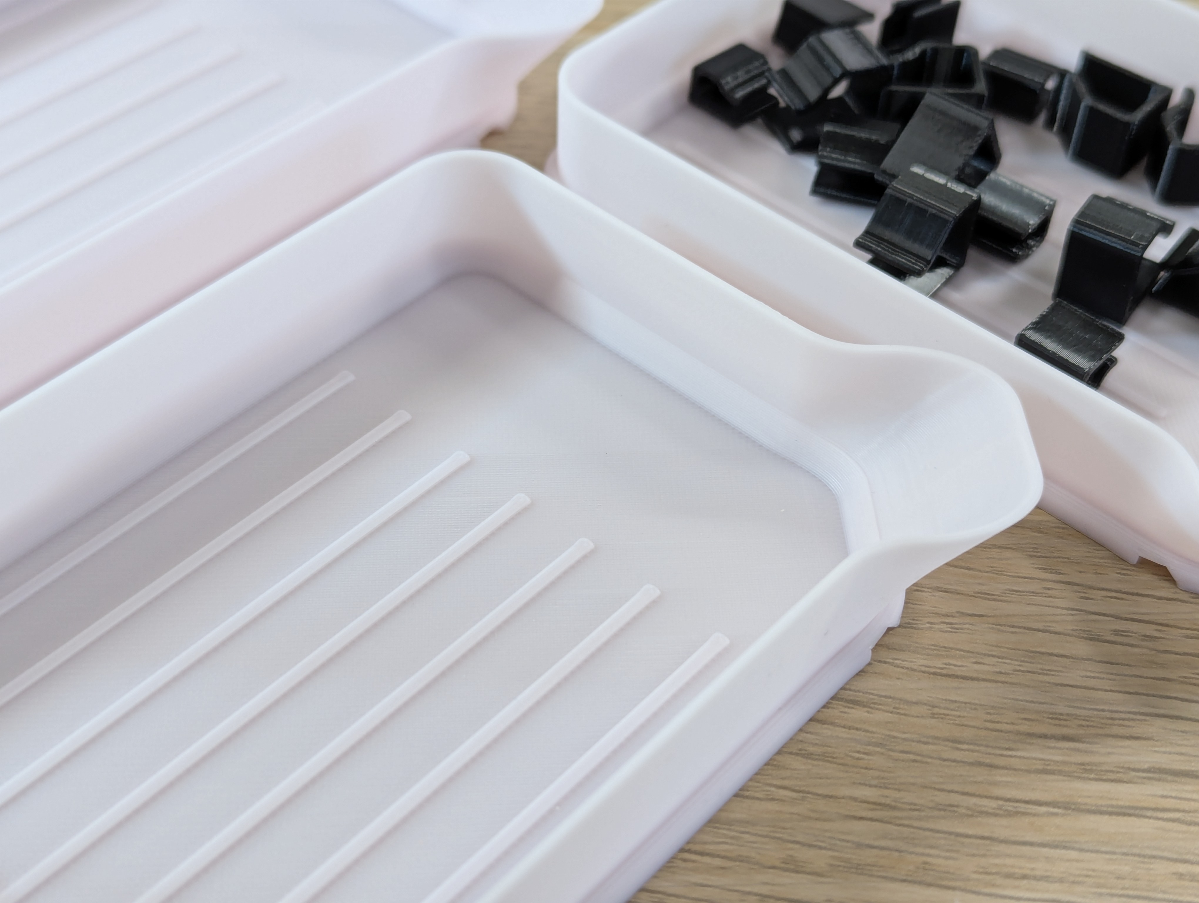 Miniatura 2 do modelo 3D Stackable sorting tray with funnel