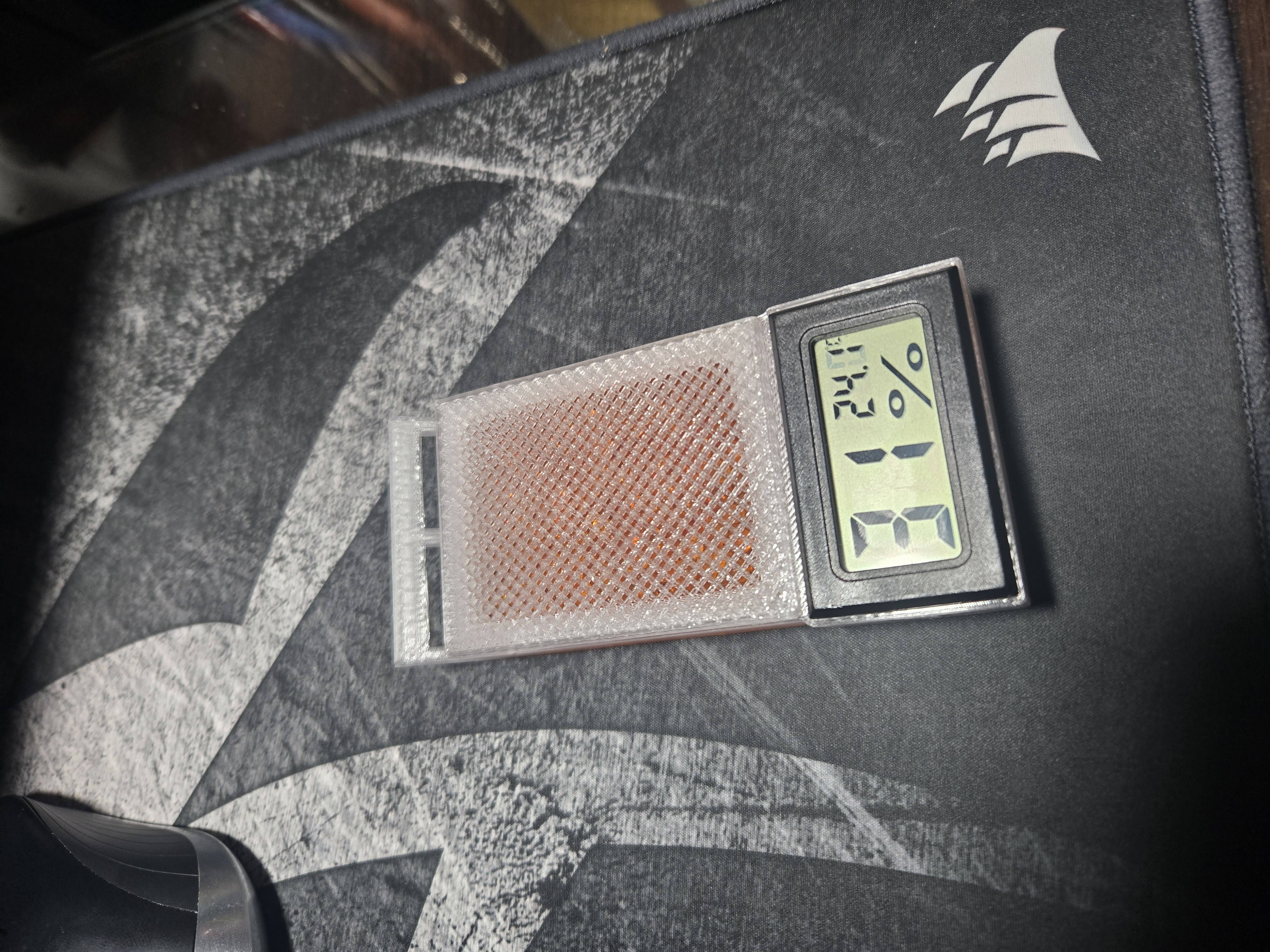 Drop-in desiccant box with square hygrometer