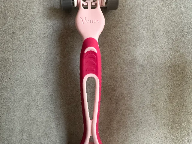 Razor / shaver holder