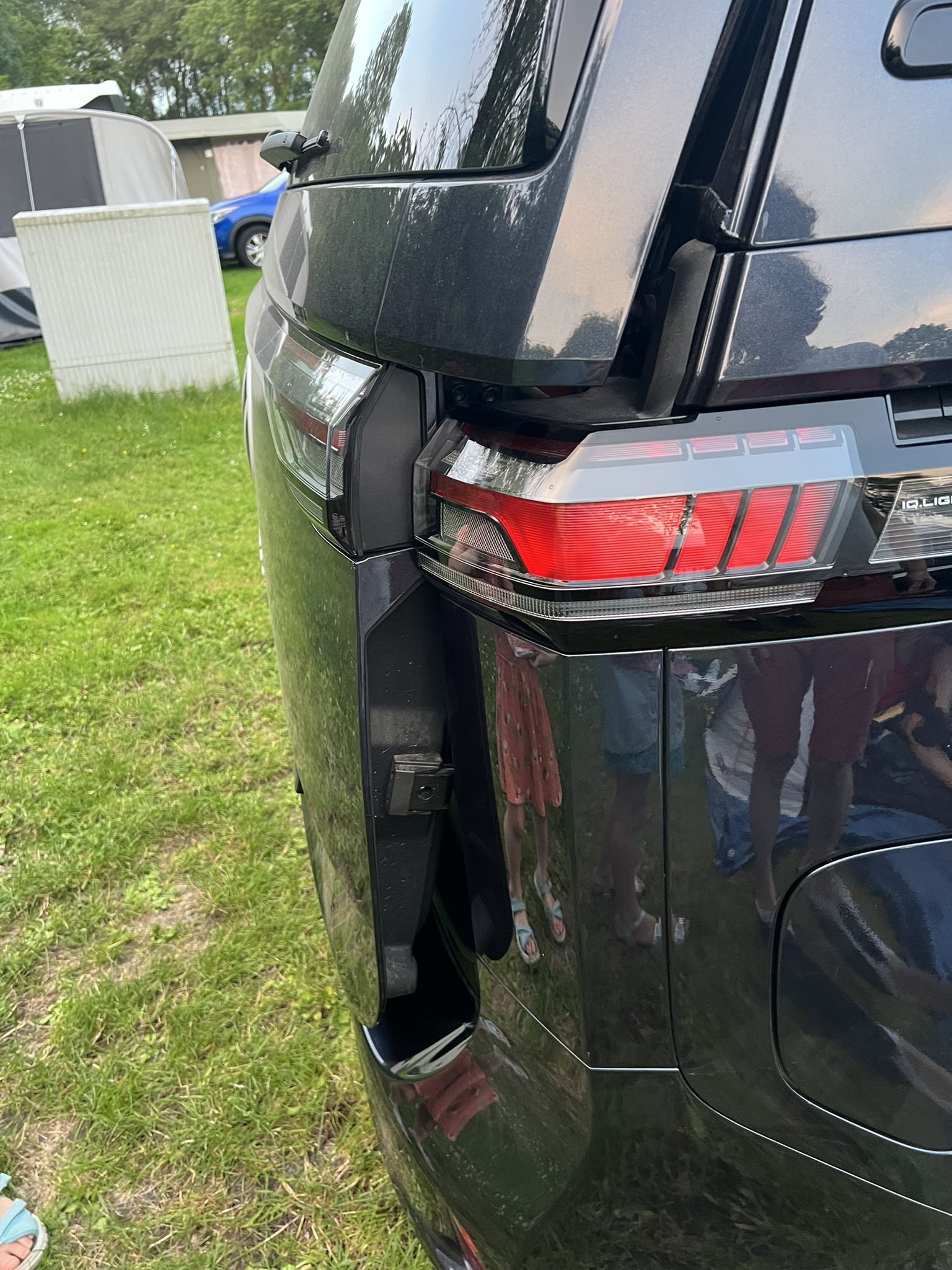 ID. Buzz Tailgate holder for air ventilation
