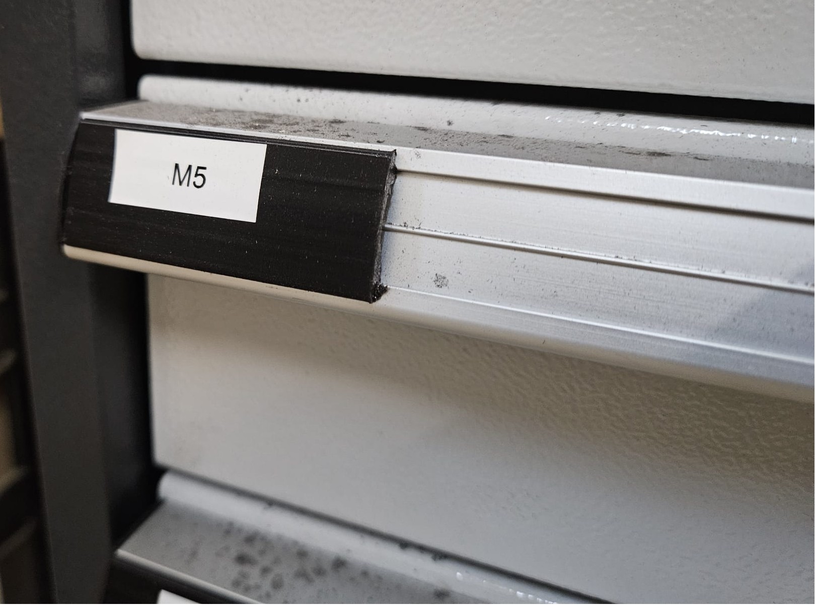 Labeling plate for drawer cabinet
