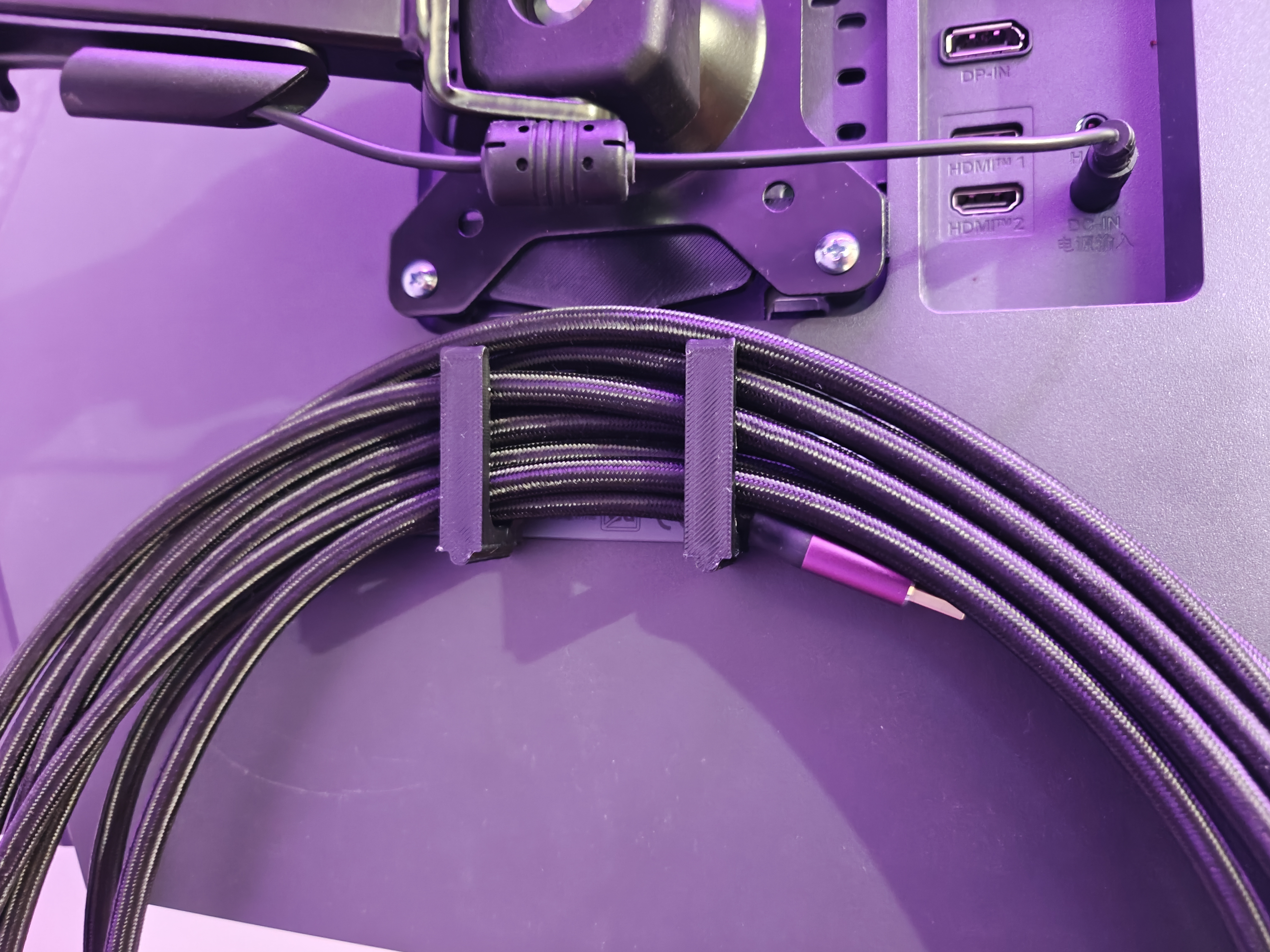 VESA 100 Cable holder behind monitor. No screws needed! — miniatura 3