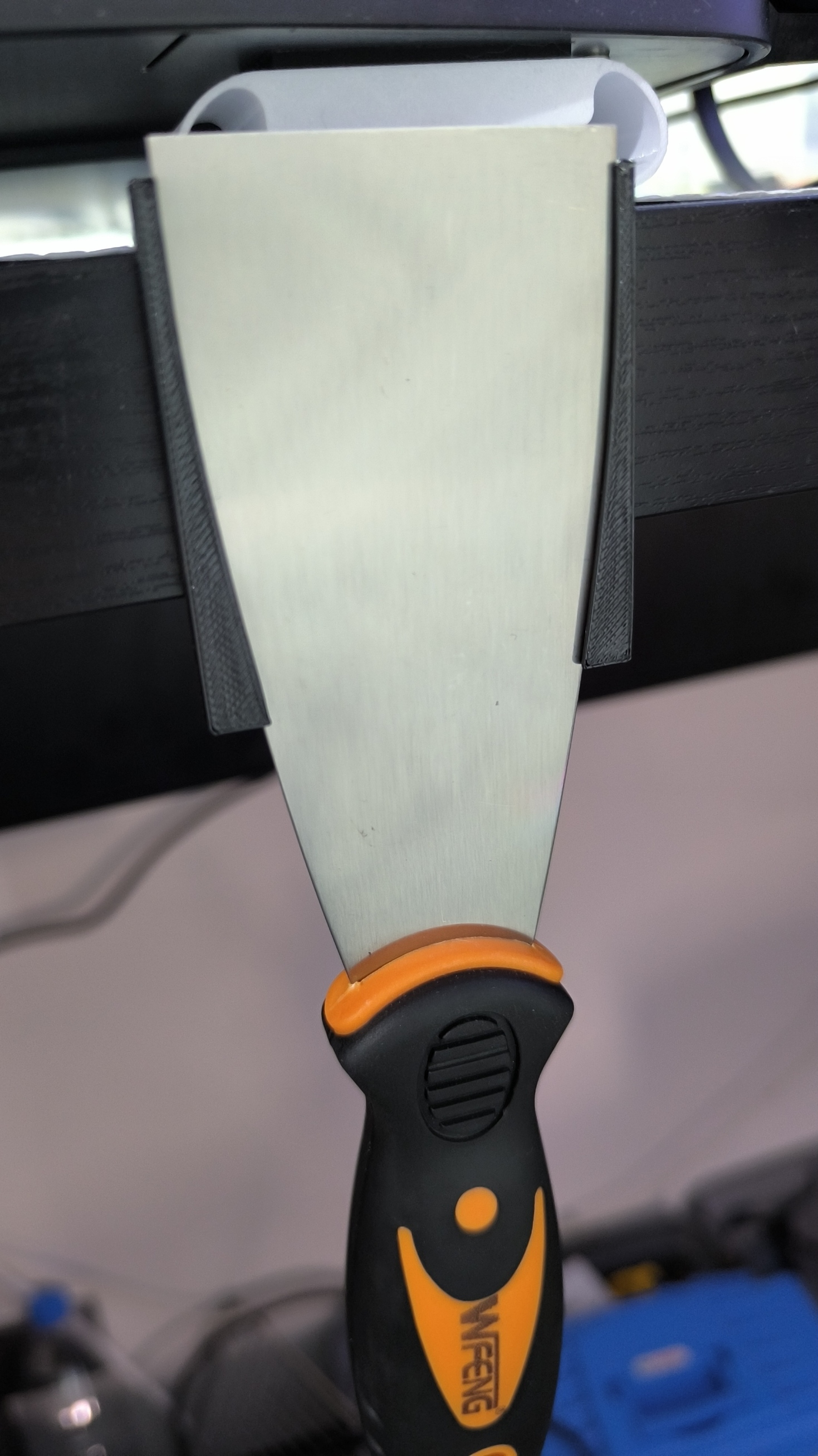 Simple putty knife holder