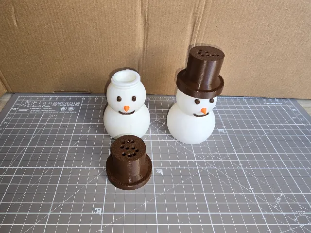 Salt & Pepper Shaker – Snowman (Twist-Cap Top Hat)