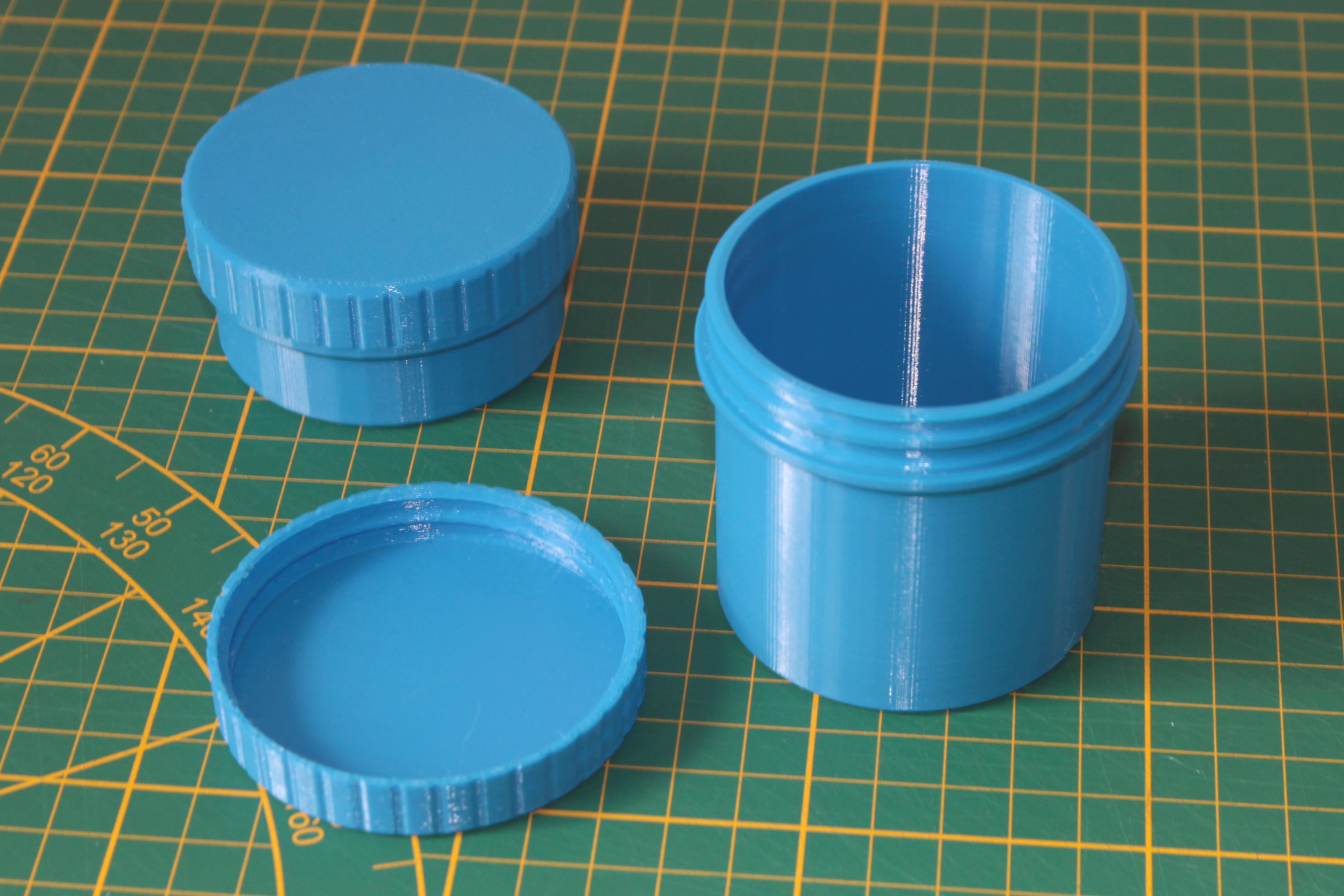 box with screwed-on lid - self-contained parametric OpenSCAD code