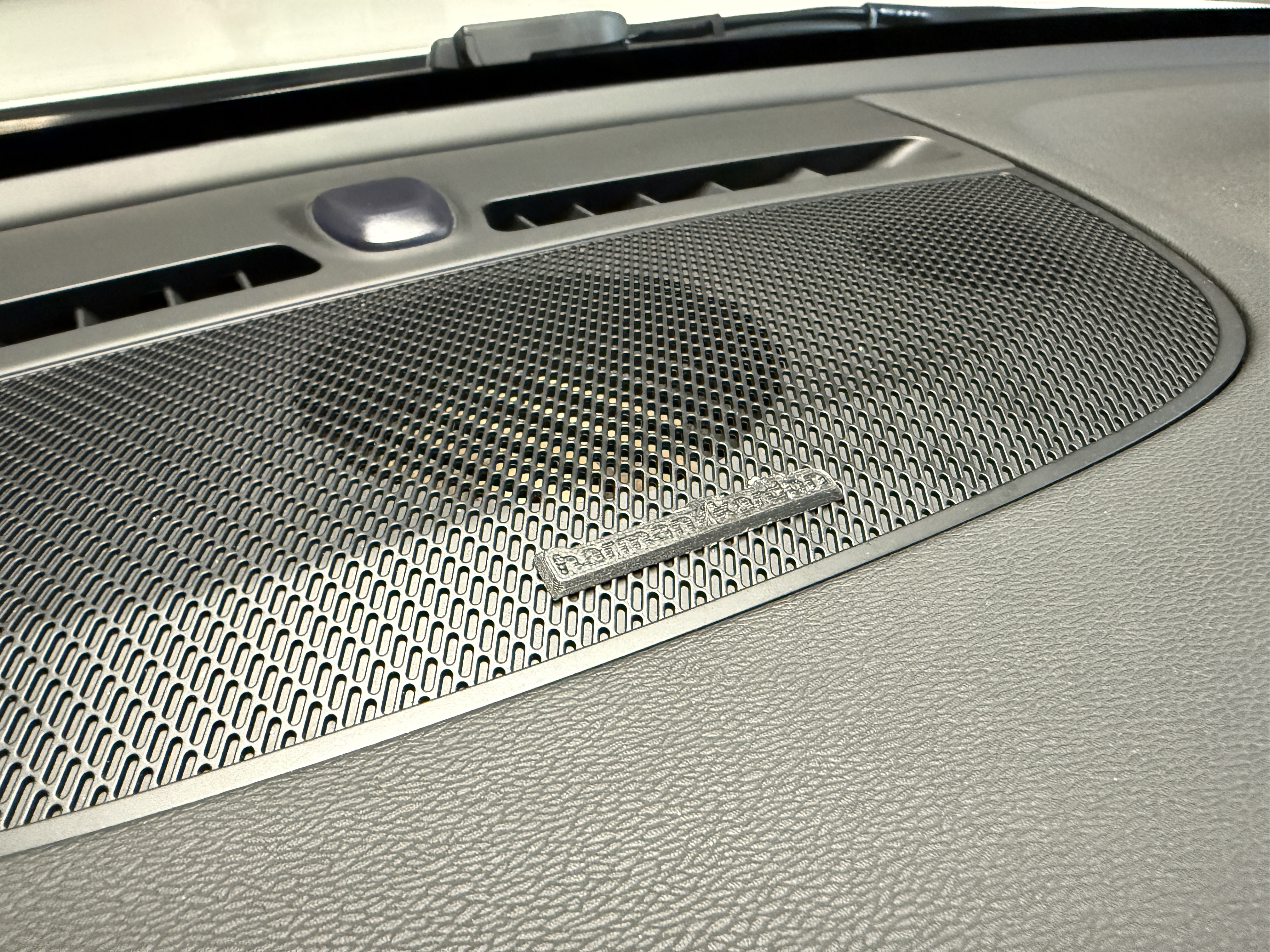 Volvo XC40 Harman Kardon emblem cover