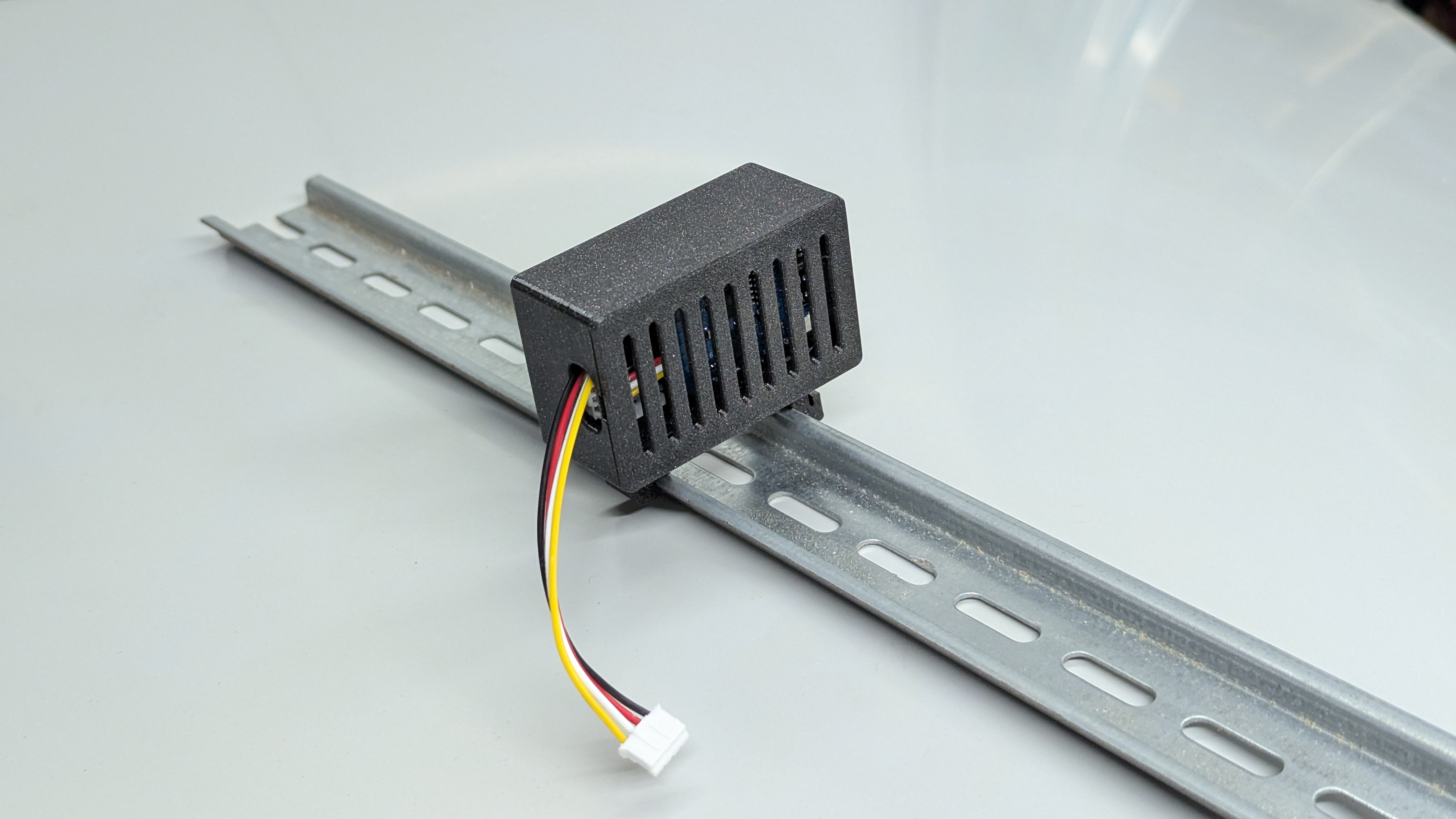 Victron2MQTT Case V2 (Hutschiene + thread inserts)