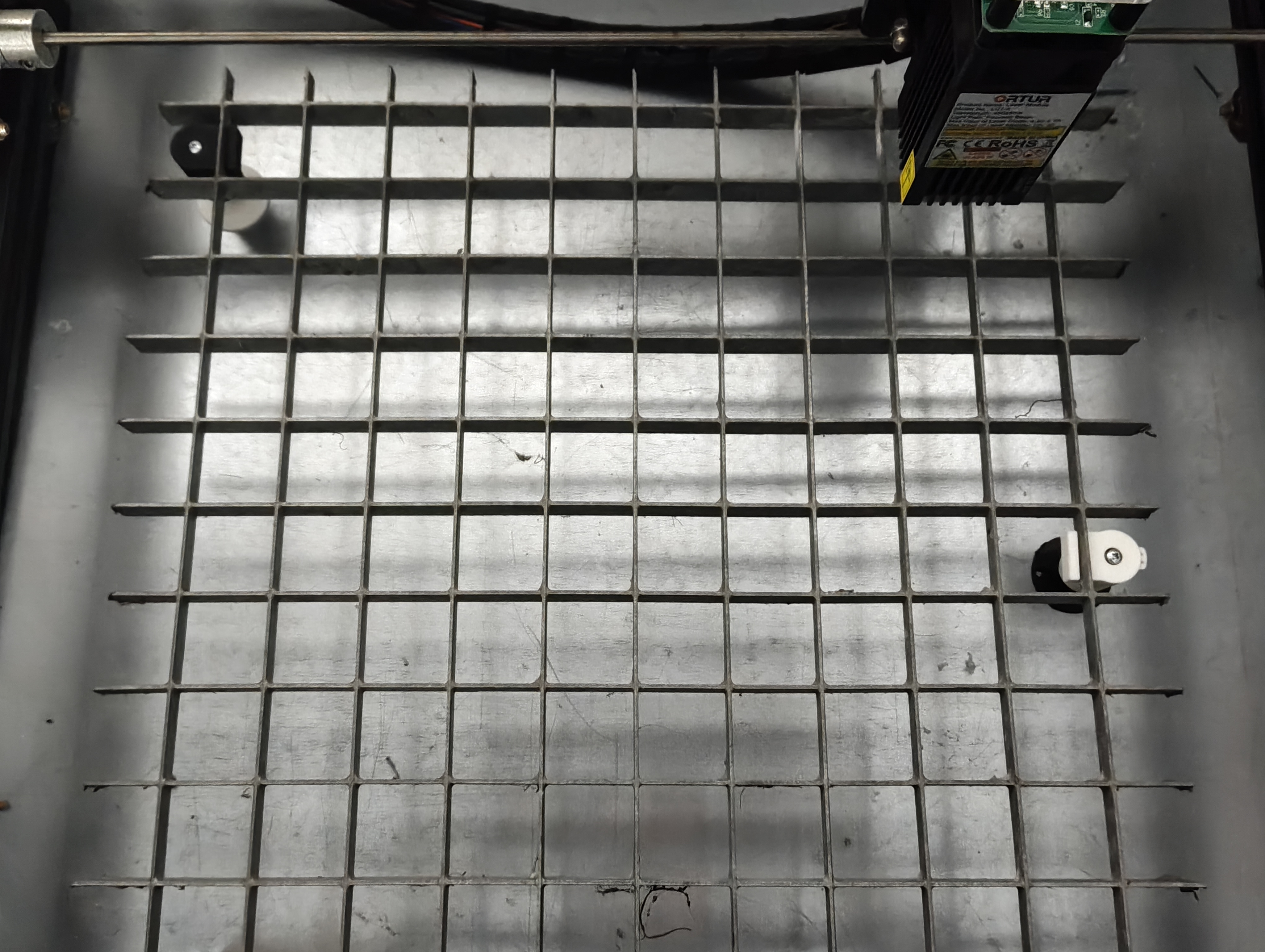 Adjustable leveling feet for a laser worktable