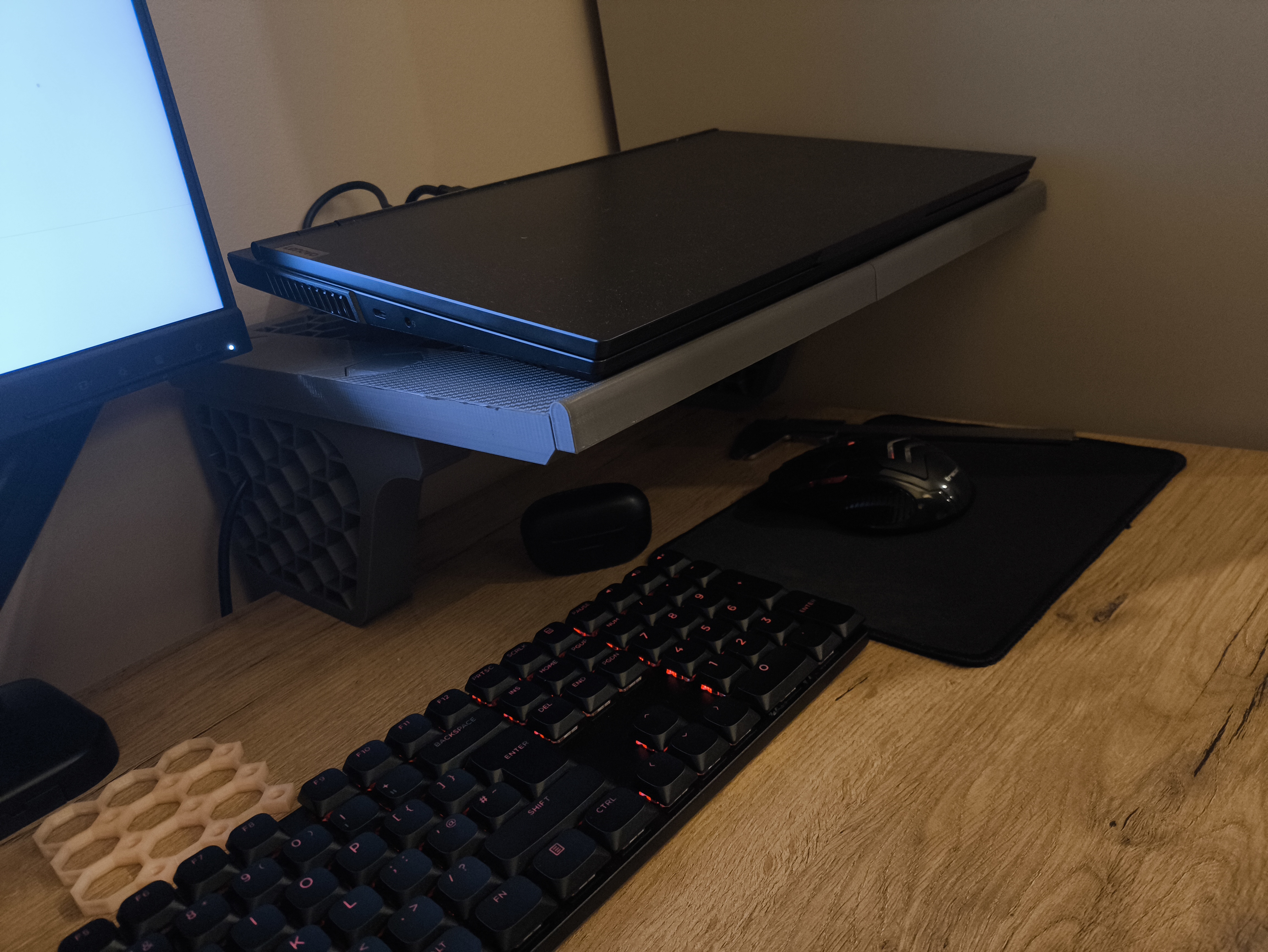 Desk shelf