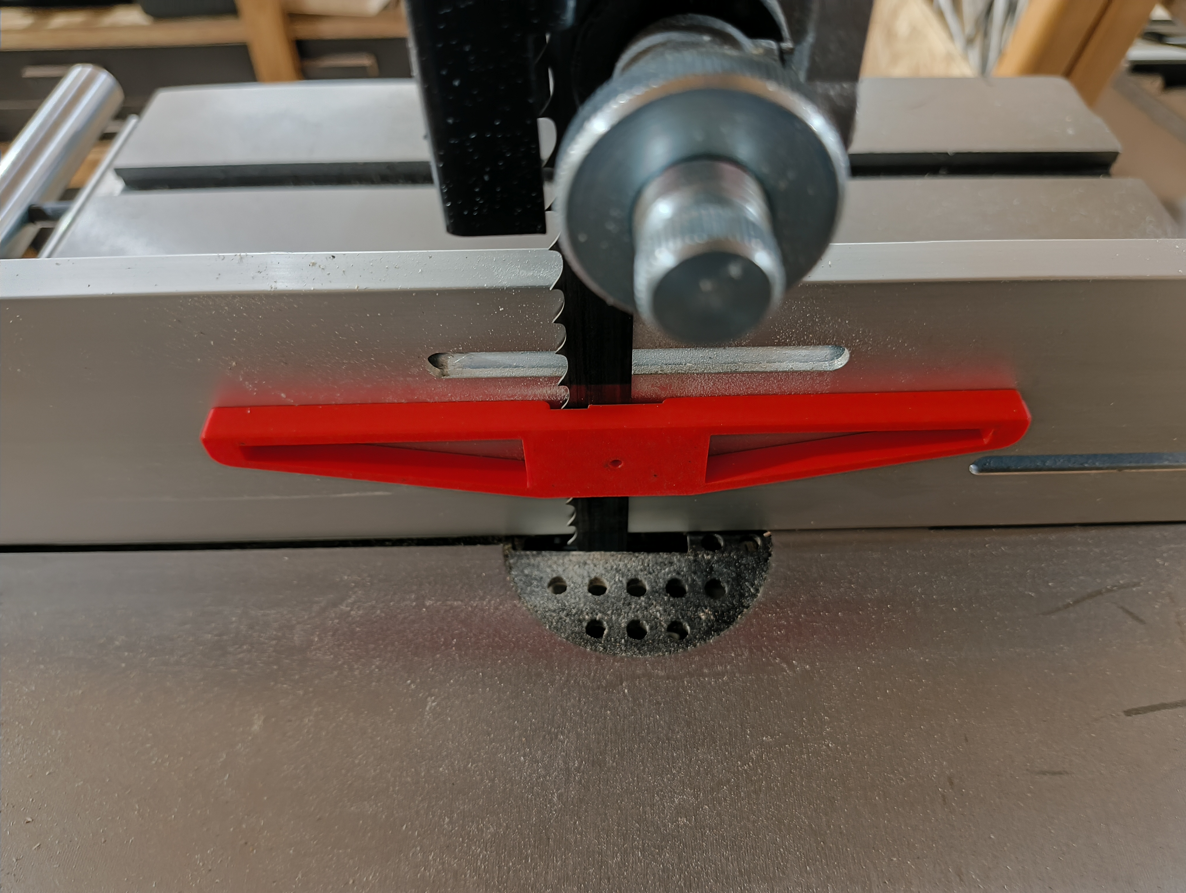 Bandsaw blade alignment tool