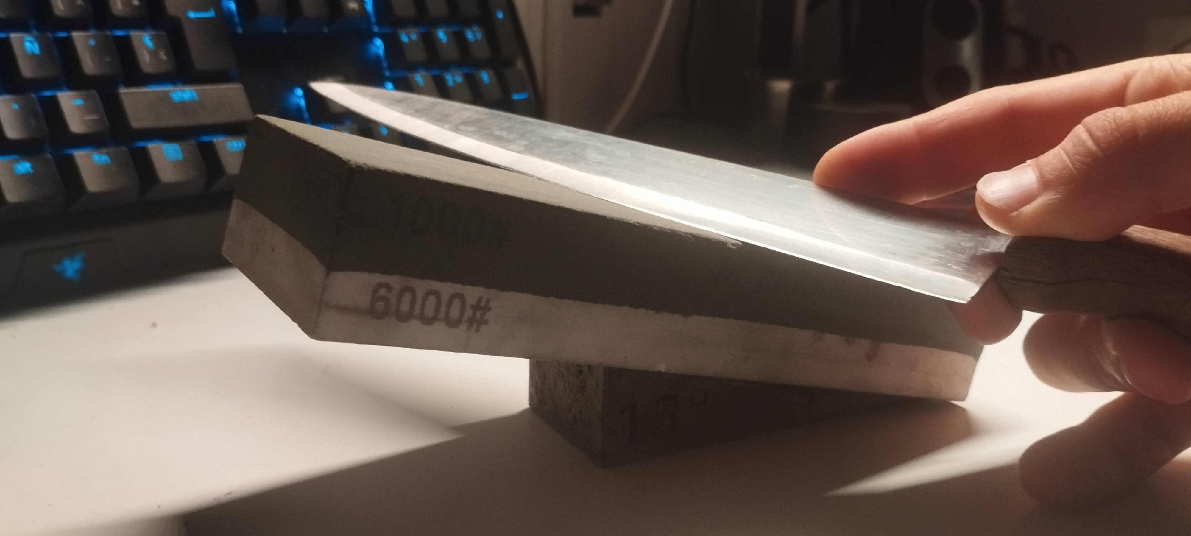 Sharpening angle for knives