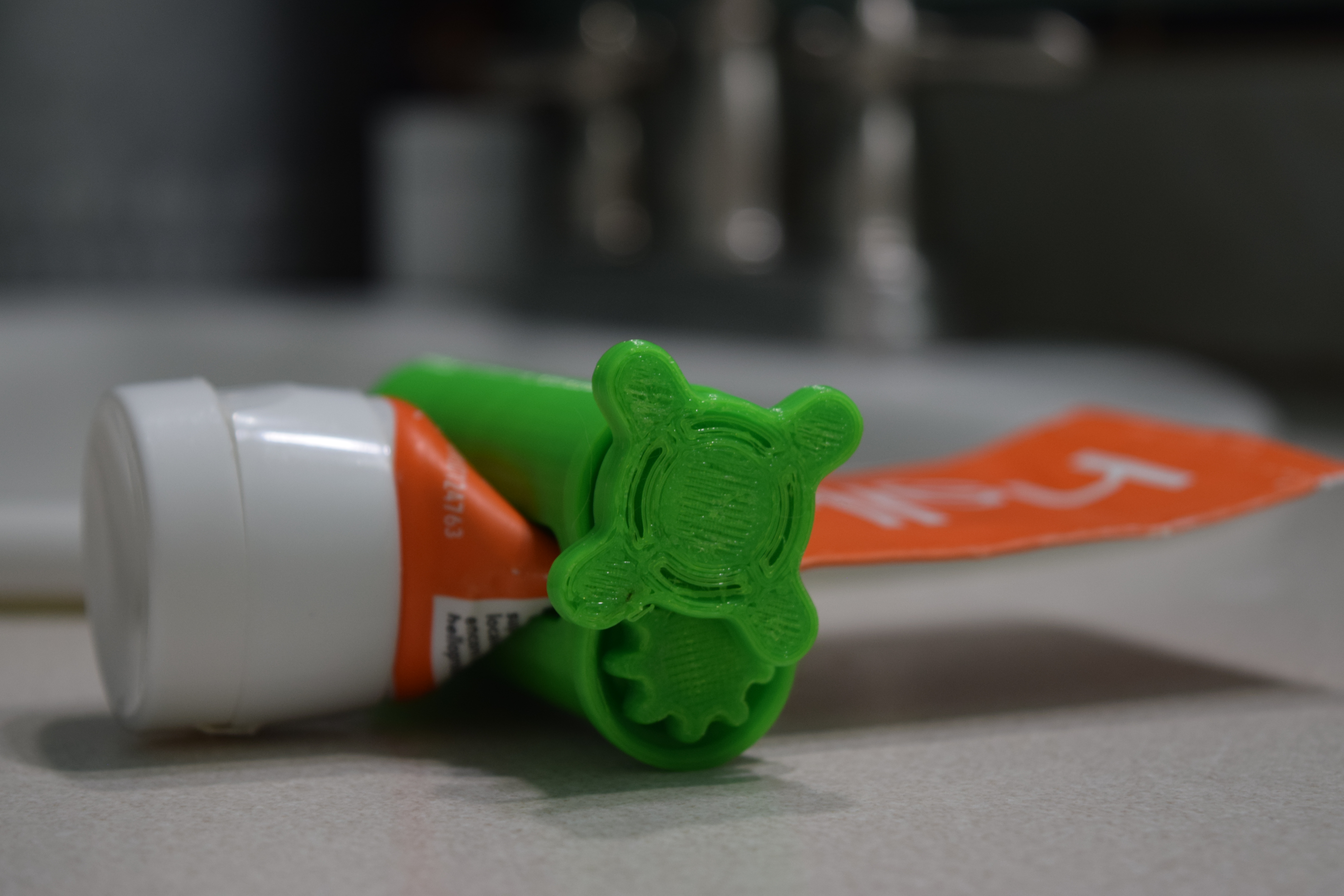 THE ULTIMATE TOOTHPASTE SQUEEZER with Solid Inside