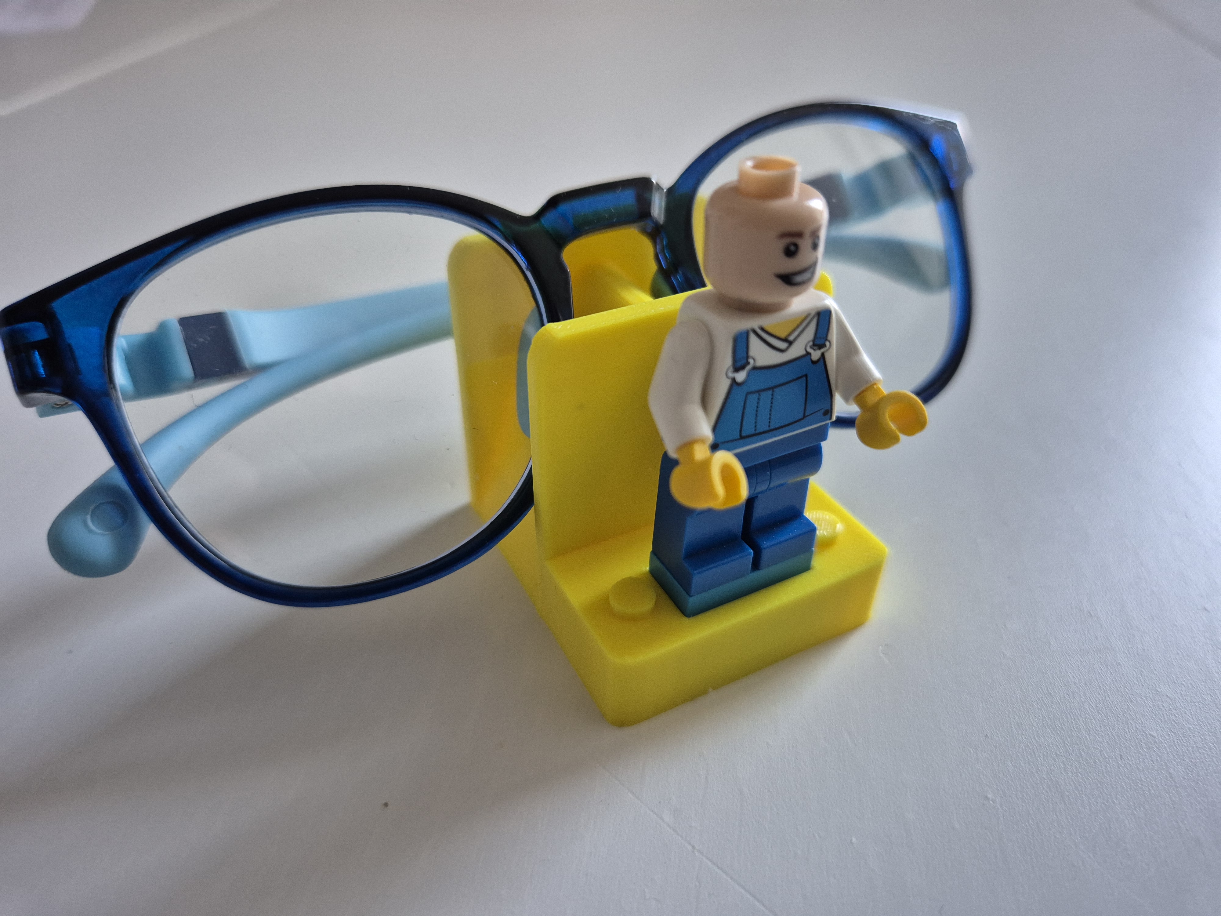 Brick-Style Glasses Holder – Customizable with Minifigure