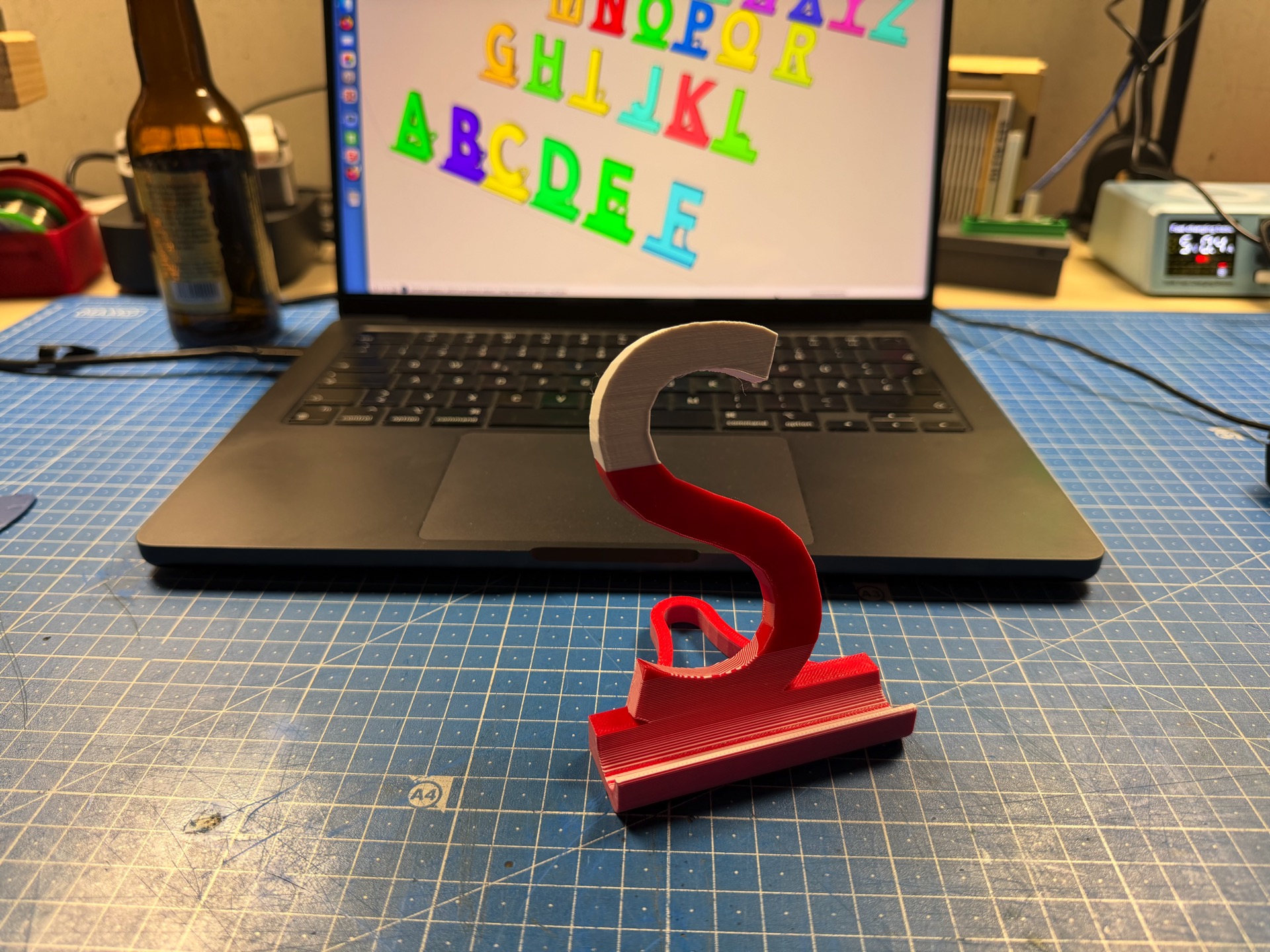 Smartphonestand / Tabletstand for every letter of the alphabet