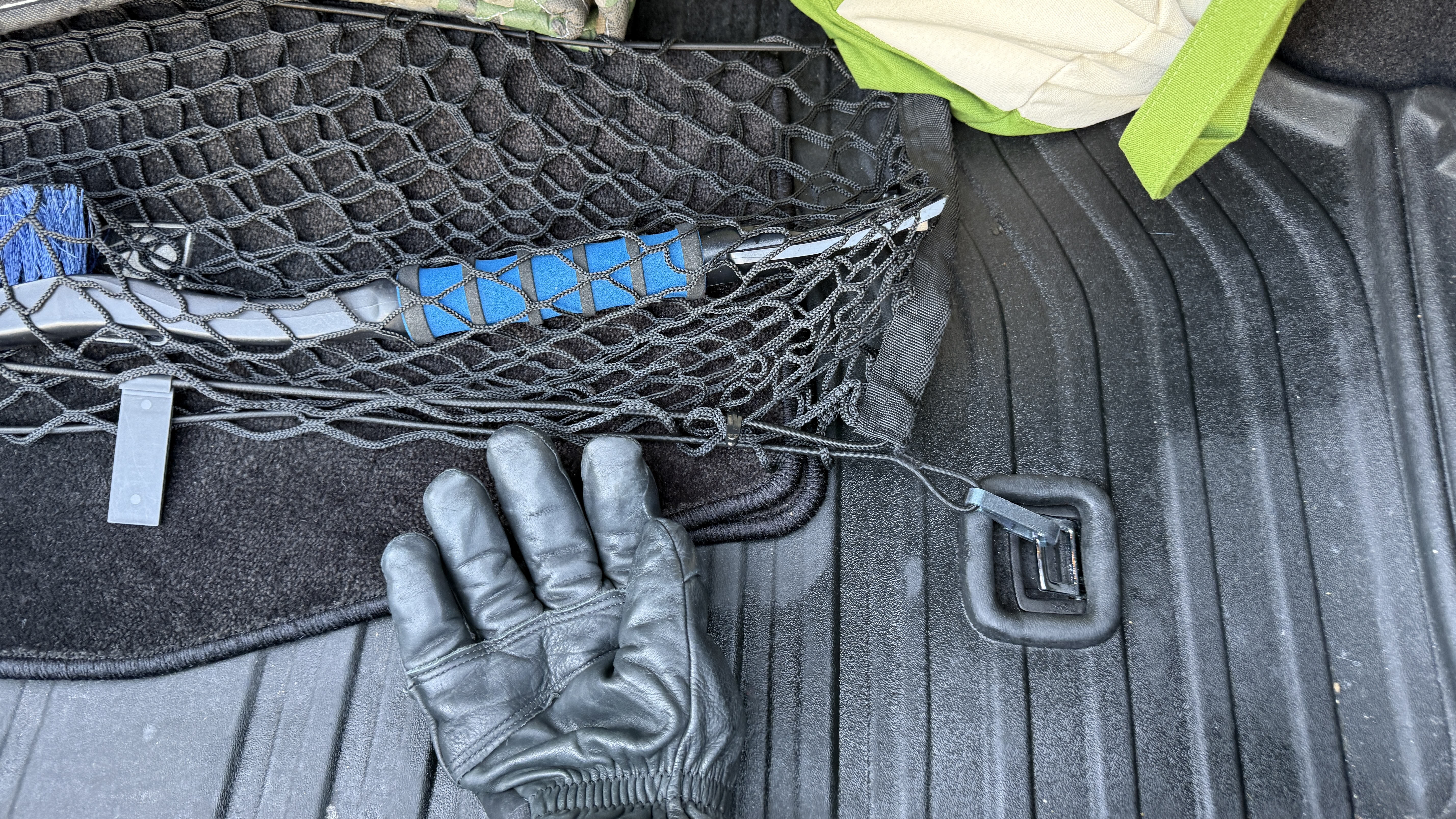 Car net clip