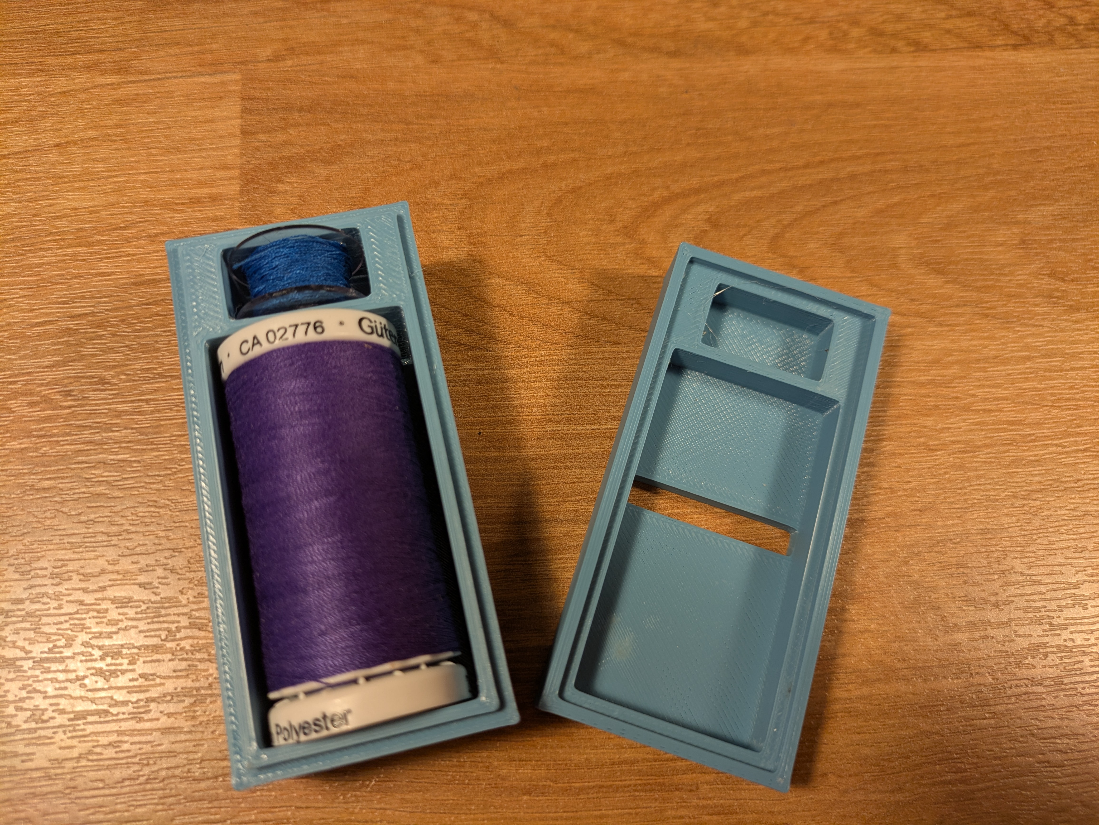 Gutermann large thread & bobbin box & lid - with viewing slit