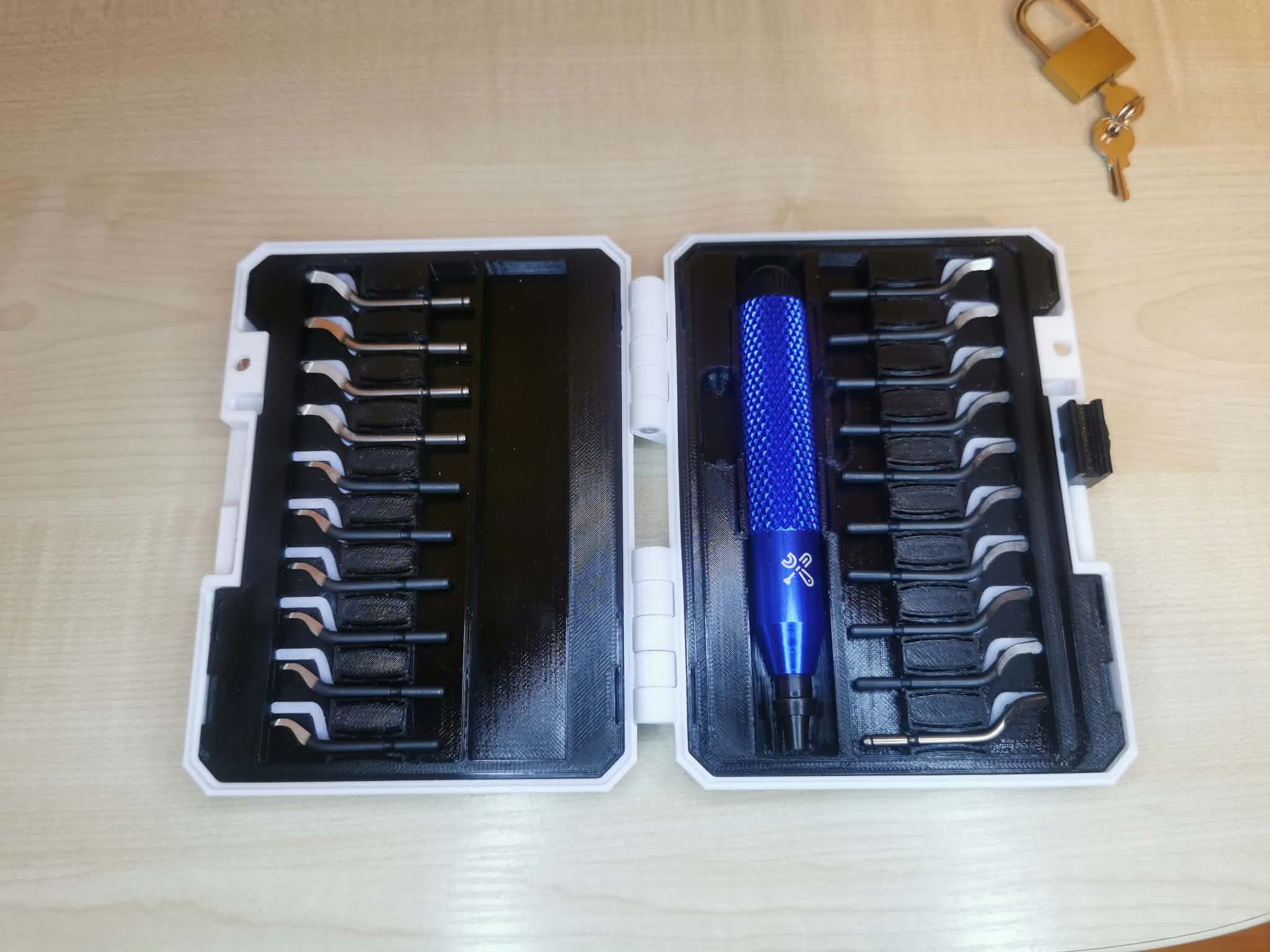 Deburring Tool Case – Handle + 20 Blades, Lockable, Wall-Mountable