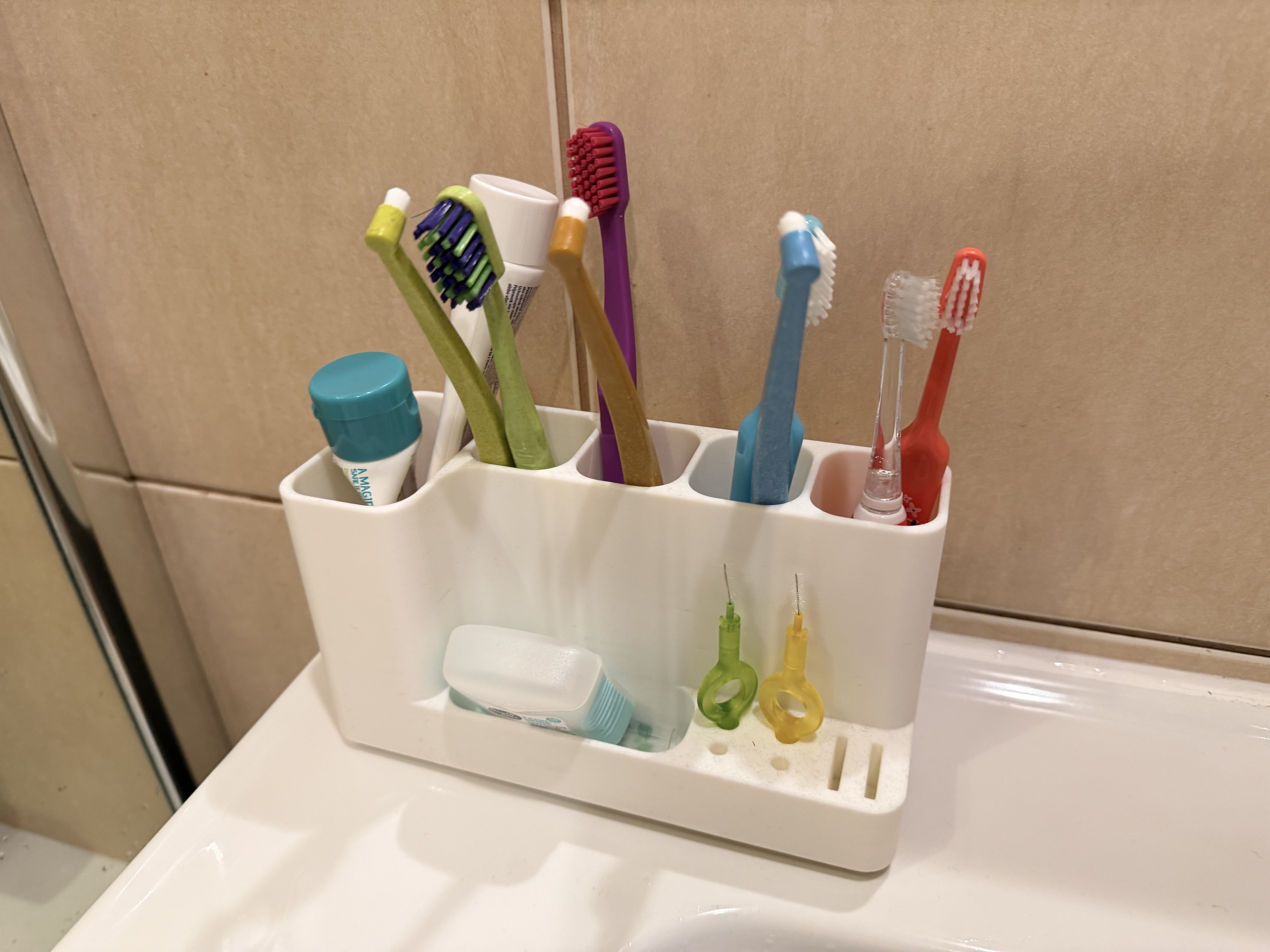 Family Bathroom Organizer (4 Toothbrush Holder + Drip Drain)