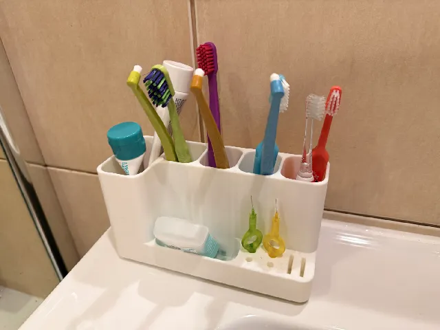 Family Bathroom Organizer (4 Toothbrush Holder + Drip Drain)
