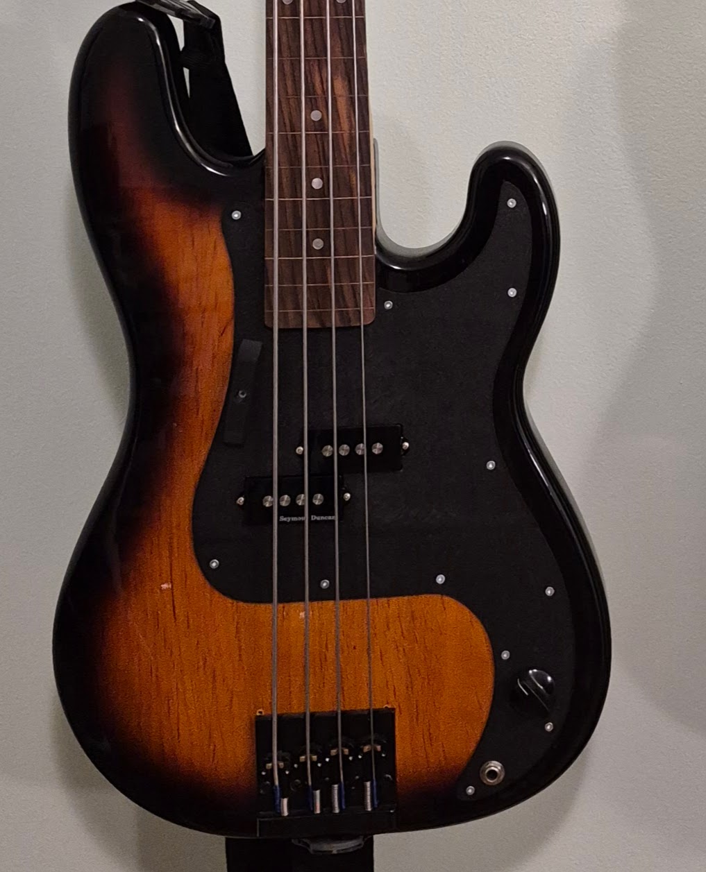Reverse-P Pickguard for Fender/Squier P-Bass