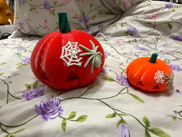 Twist-Lock Jack-o’-Lantern – LED Pumpkin Lamp