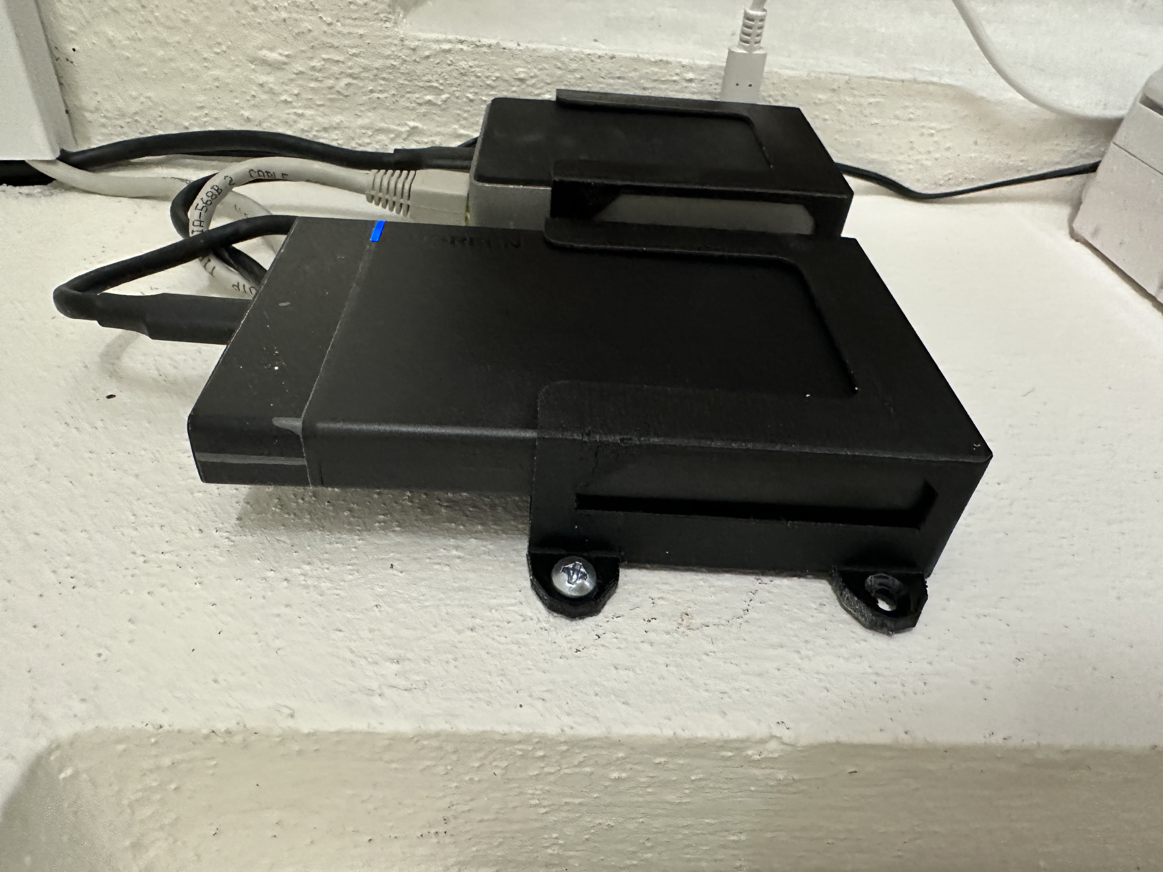 UGREEN USB-C To 2.5'' SSD Enclosure wall mount