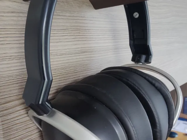 Headphone hanger