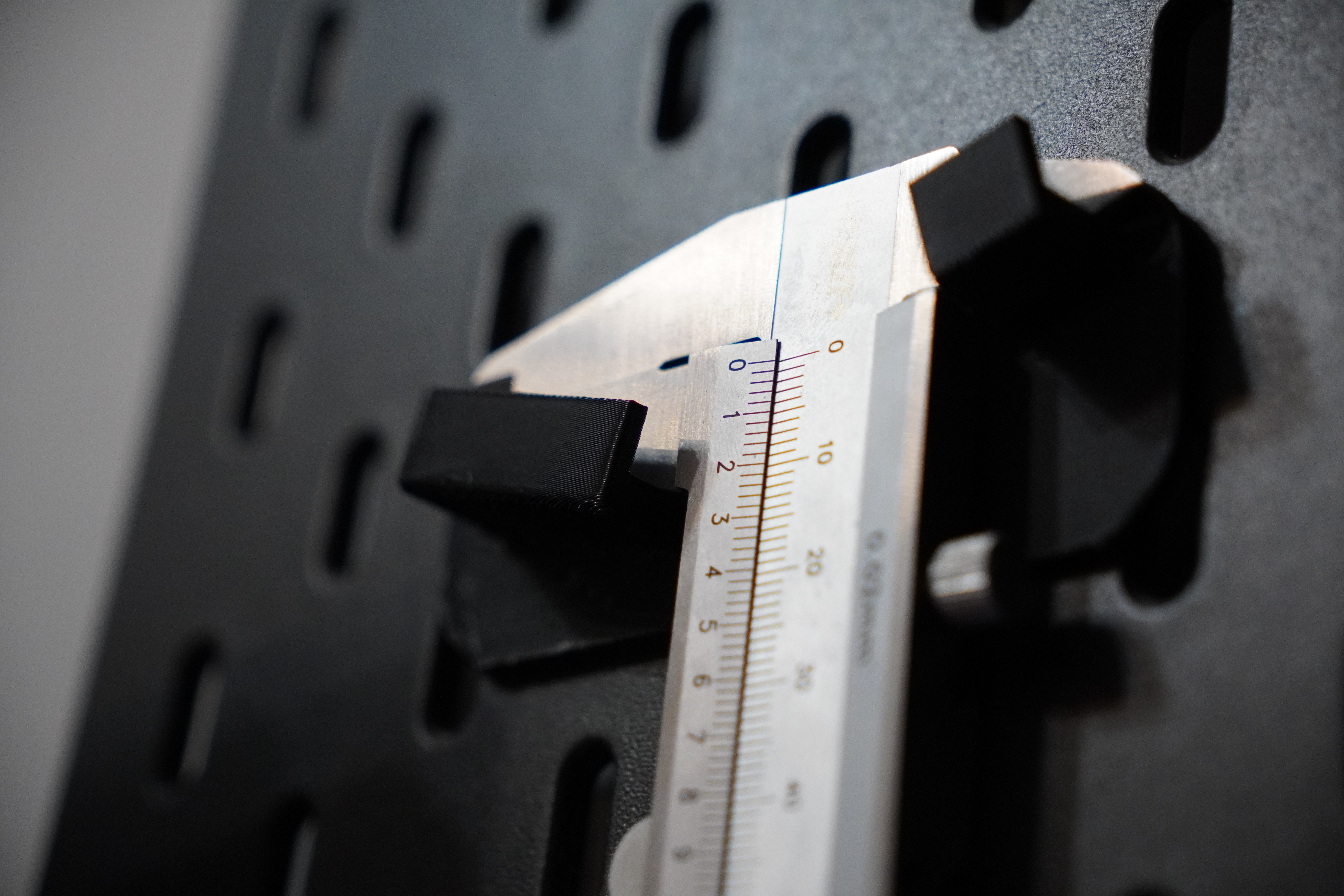 caliper holder (skadis)