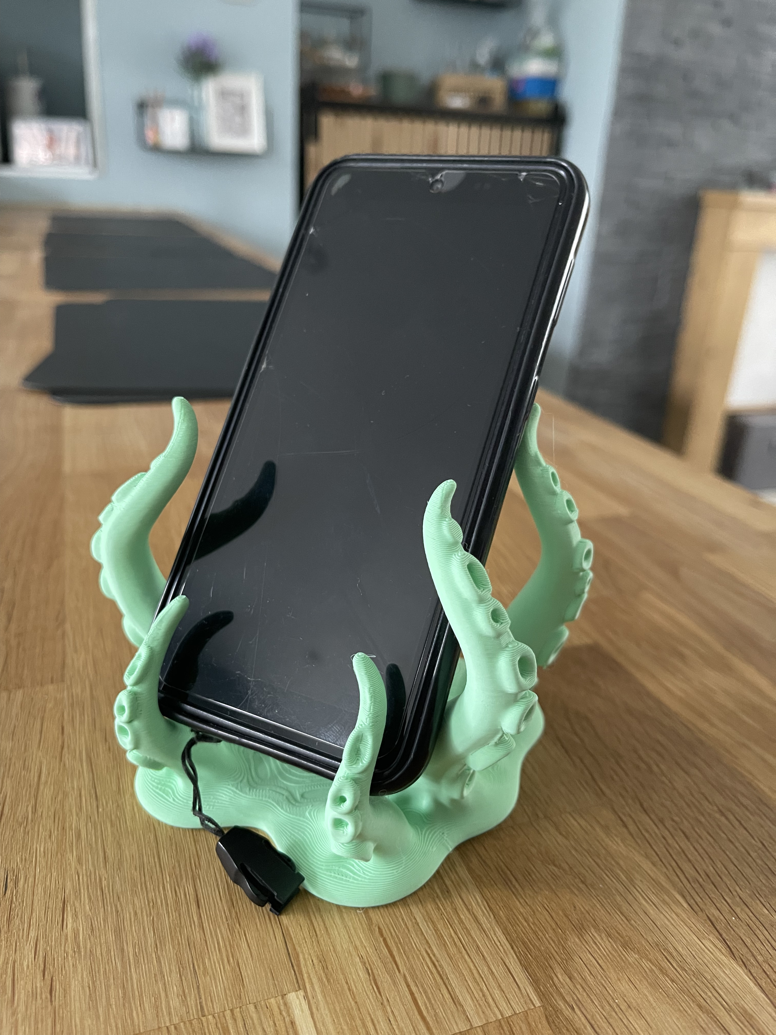 Tentacle smartphone stand